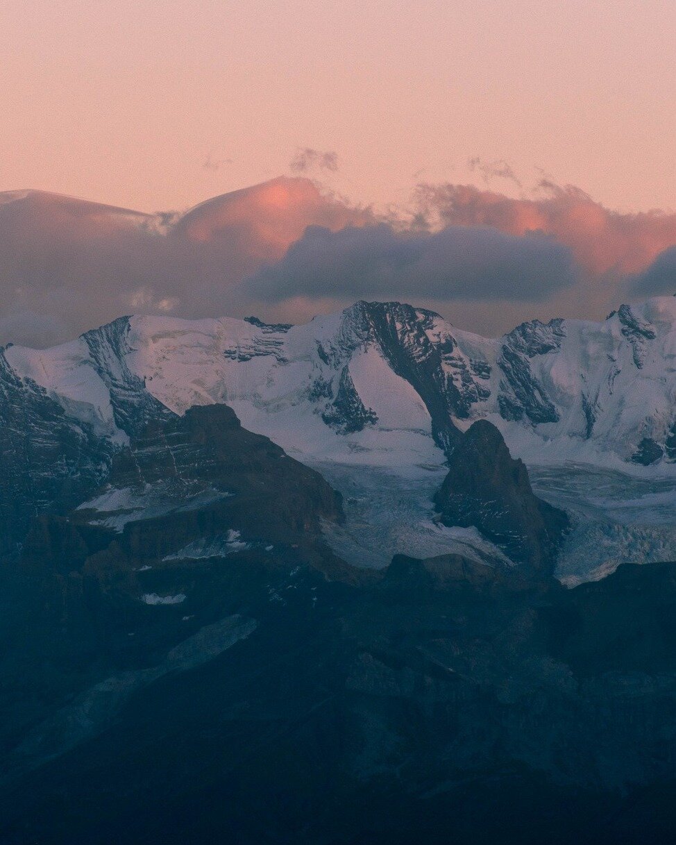 Hiking up to Niesen Kulm for sunset = gorgeous shades of pink + hot chocolate with a view + epic surroundings 🌄

In main season, the Niesenbahn funicular has extended opening hours on Wednesdays, Fridays, and Saturdays. This means you can easily com