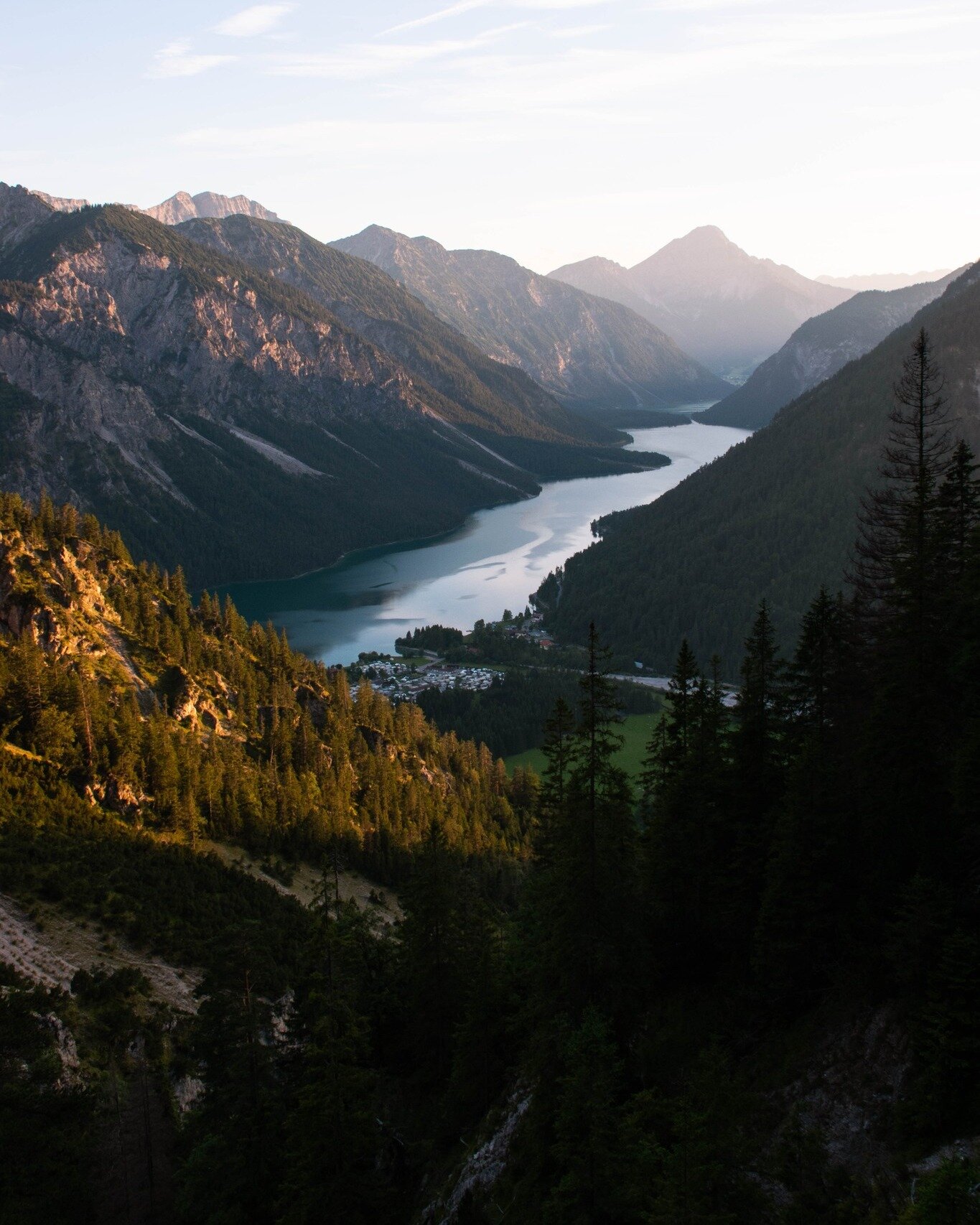 Sunrise or sunset hikes? 🤔👇

I personally think that both can lead to some breathtaking moments and crowd-less places. This series was captured during a sunset hike above Plansee in Austria. 🎒

👉 Save this spot for your next trip to Austria!

#vi