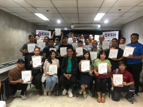 Group of people holding certificates, posing for a photo