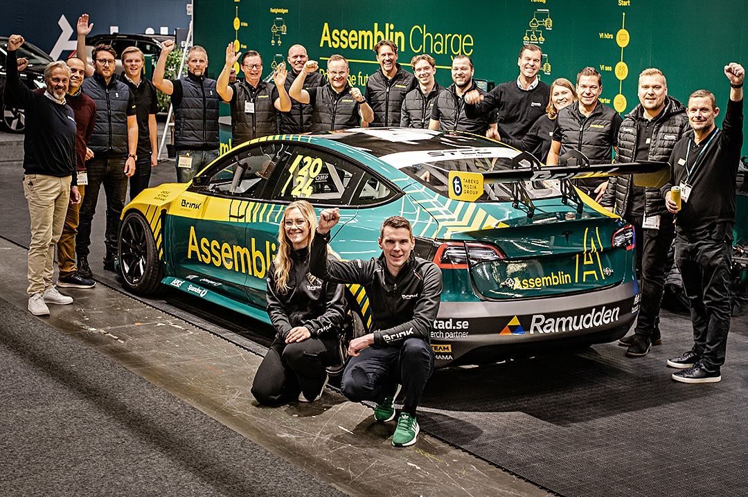 F I N A L L Y!

&Auml;ntligen r&auml;tt kostym p&aring;! Vi &auml;r p&aring; eCarExpo hela helgen, kom f&ouml;rbi och h&auml;ng med oss och hela @assemblin_el familjen! 

#brinkmotorsport #leadchangeelectrify #racing

@stcc_official @assemblin_el @as