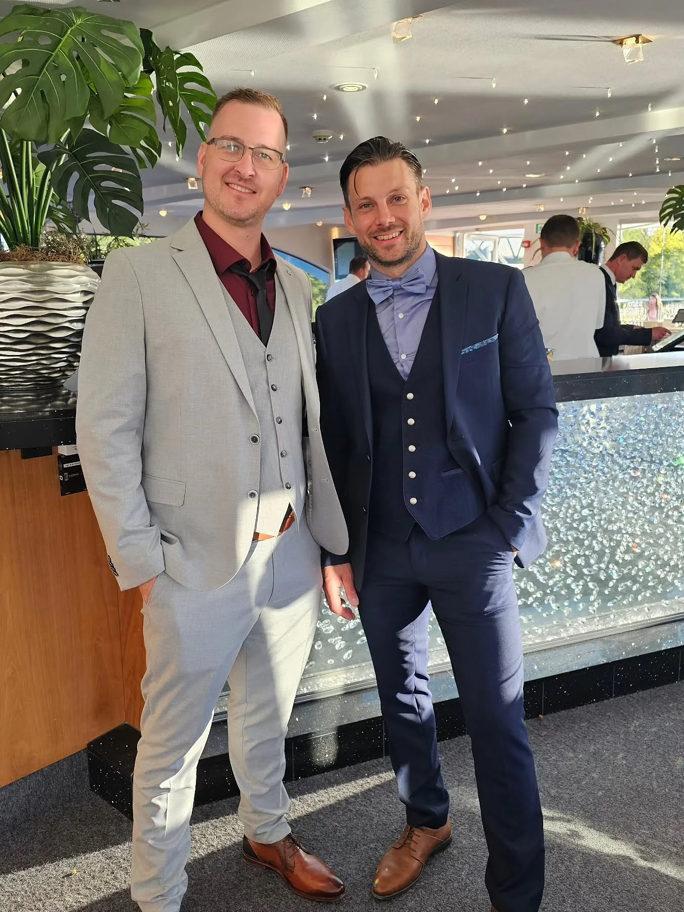 Echte Freundschaft misst sich nicht in Jahren, sondern in Augenblicken.
Doch die Jahre schenken ihr Tiefe &ndash; weil man gemeinsam lacht, k&auml;mpft, schweigt und weitergeht.
Langj&auml;hrige Freundschaft ist kein Zufall. Sie ist eine Entscheidung