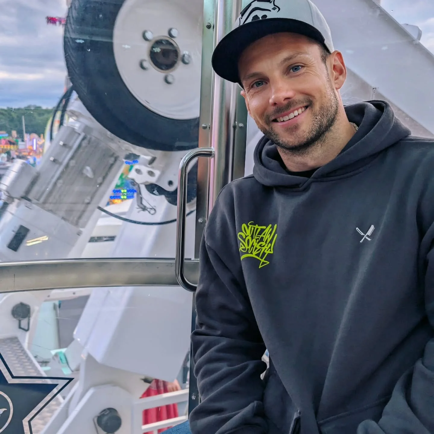 Es geht nicht um Perfektion.
Nicht um Lautst&auml;rke.
Nicht um St&auml;rke nach au&szlig;en.

Ein guter Mann zeigt Respekt.
&Uuml;bernimmt Verantwortung.
Bleibt ehrlich &ndash; auch wenn es unbequem ist.

Charakter zeigt sich, wenn niemand zusieht.
