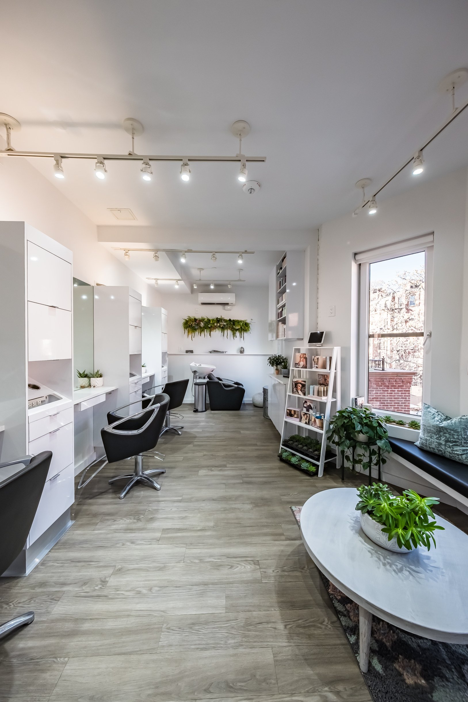 Luxurious Newbury Street all-inclusive hair salon studio for rent