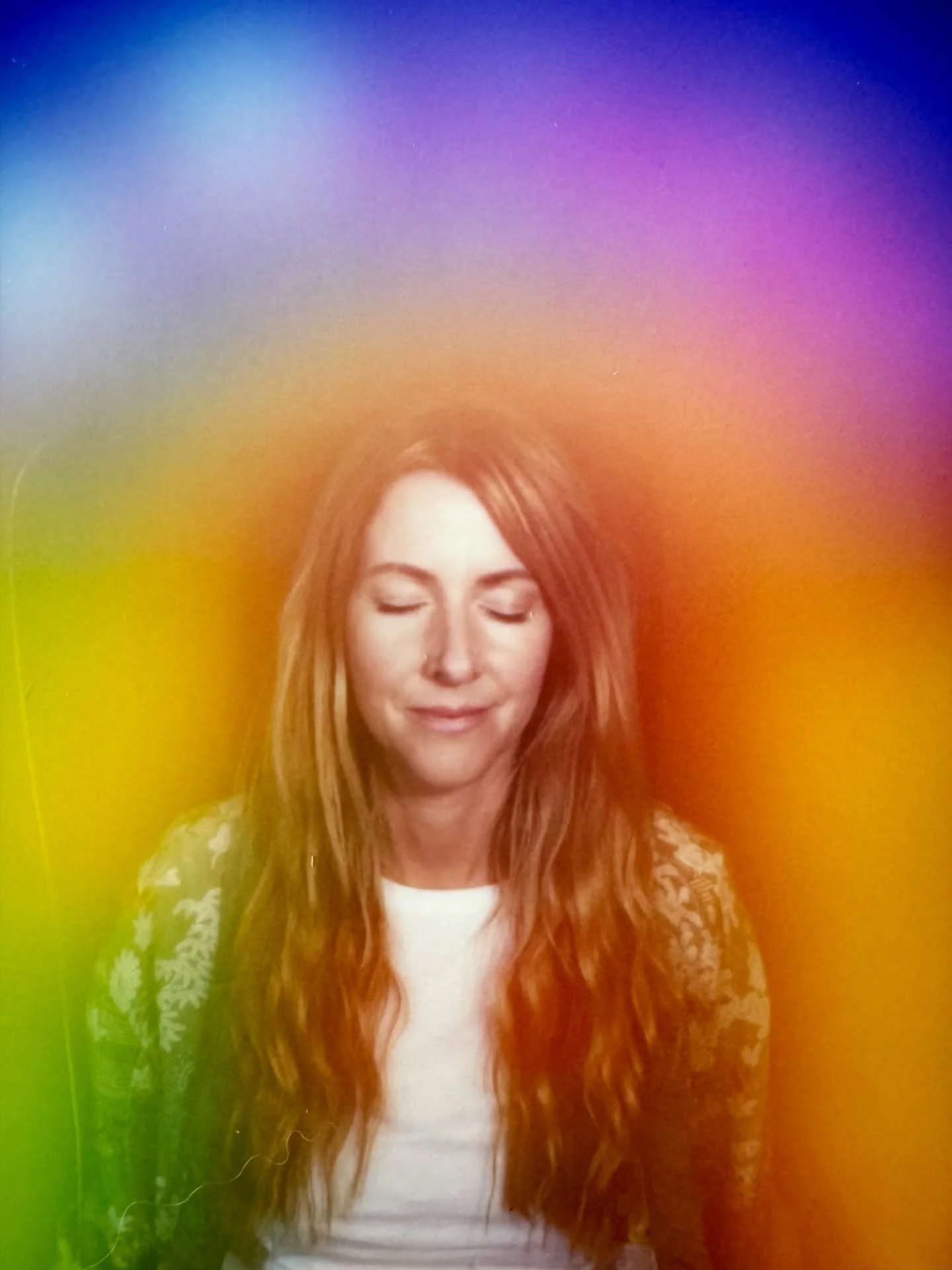 On a recent trip to Palm Springs I went to have my aura photographed at the amazing @soulglowaura and I was blown away by what they captured! 🌈 Not only was it fascinating to see the vibrant rainbow of energy around me but also the two beautiful ang
