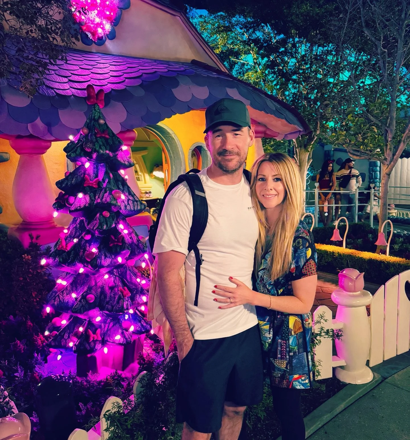 Throw back to Minnie&rsquo;s Christmas tree @disneyland with @barrypaulsloane 💖✨🎄so magical and I love that we are wearing shorts and no sleeves in Winter! 🤣

Can you believe it&rsquo;s less than 2 weeks to Christmas? Are you feeling in the festiv