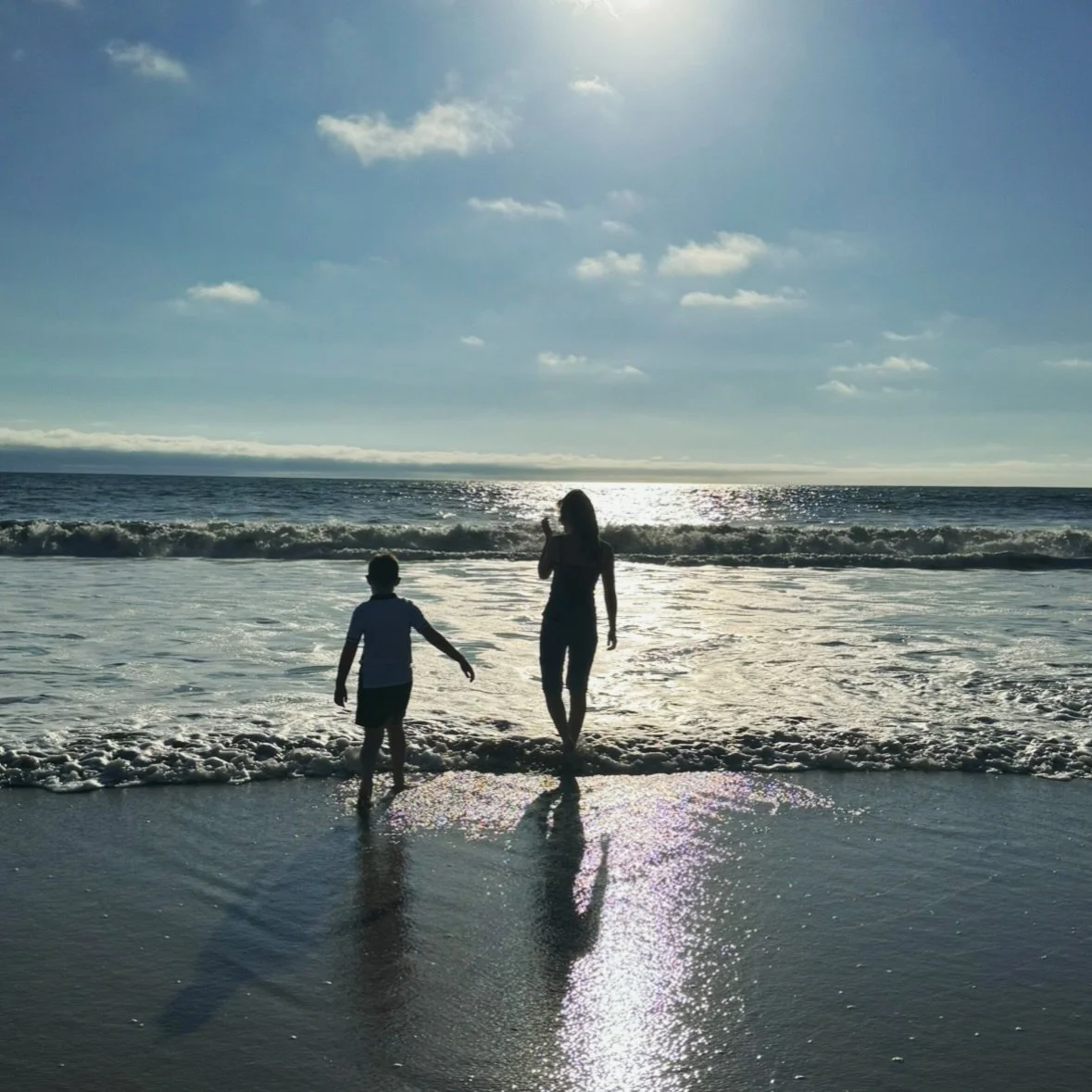 #ᴛʙᴛ Rolling with the tide on Santa Monica beach ❤️ 🌊 😍

Happy Thursday everyone, it&rsquo;s almost the weekend! 

#throwback #californiadreamin
