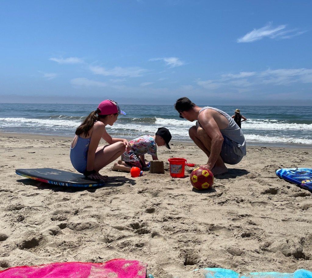 Core memories made with buckets, spades, and the people I love most. It&rsquo;s the little things ❤️☀️🌴 

Happy Wednesday everyone! I hope you&rsquo;re soaking up the sunshine and enjoying this amazing weather! Stay hydrated and grounded especially 