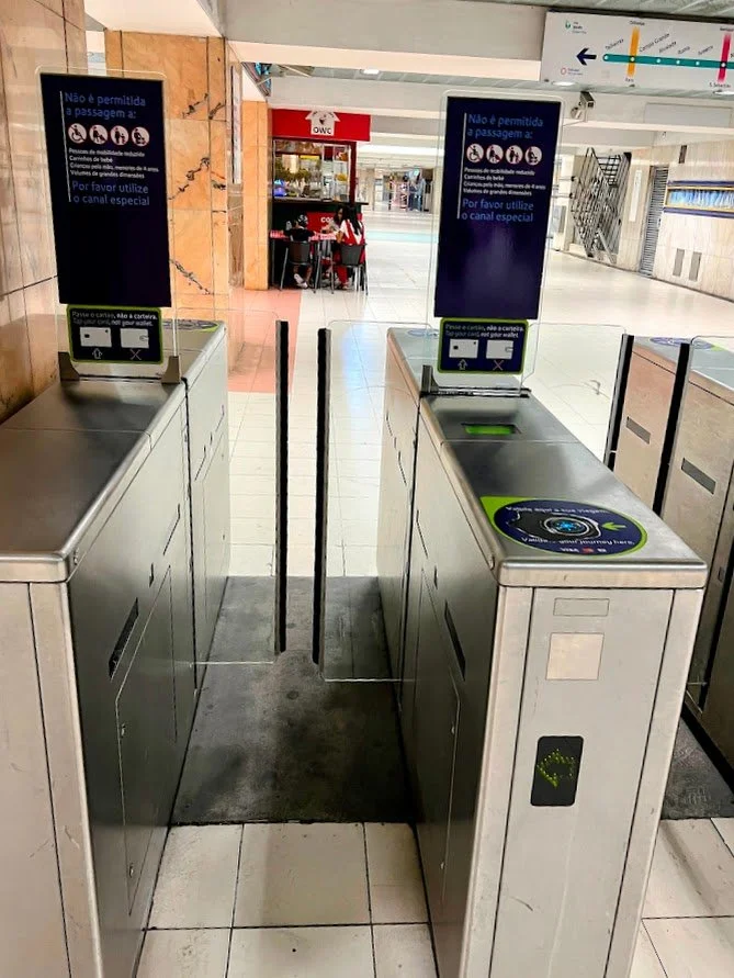 Can I tap a card on to lisbon metro.jpg