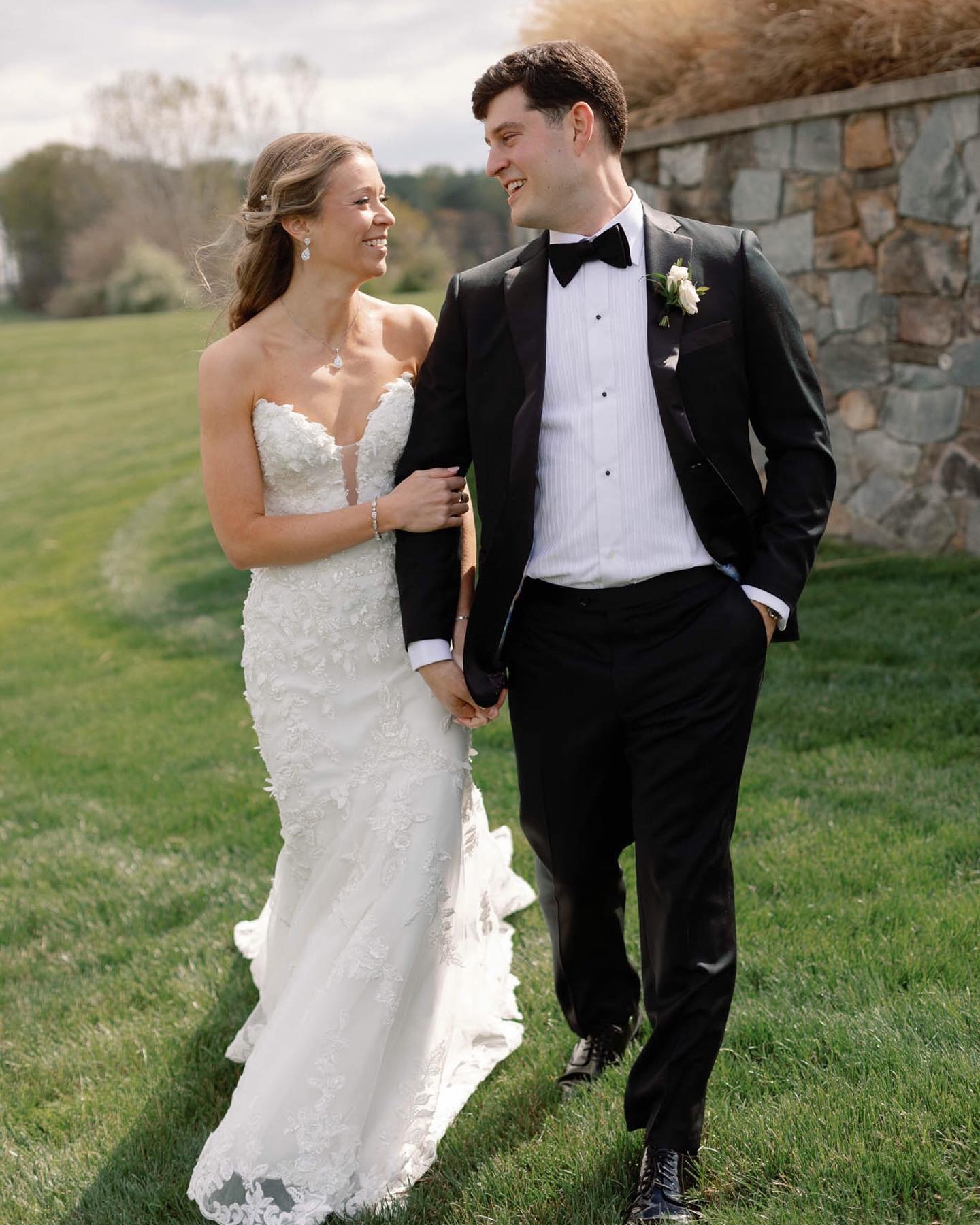 An absolutely beautiful day with Erin and Ross! 

Venue @earlymountainweddings 
Planner @donovangrovesevents 
Florals @verdenaturalflorals 
Hair and makeup @ave42salon 
Music Queen City Band 
Cake @buzzbakery 
Donuts @sugarshackdonuts 
Caterer @early
