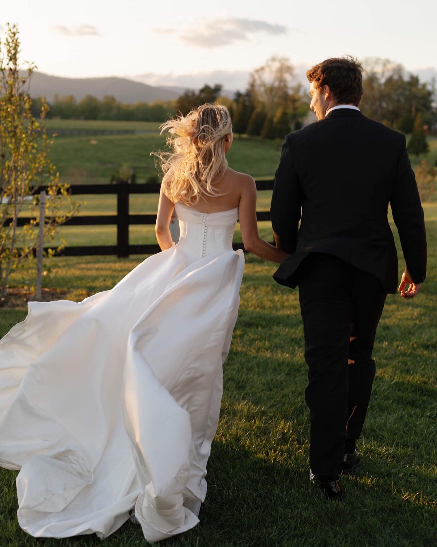 Beautiful people, beautiful venue, weather was amazing - an all around magical day 💛

Venue @thebarnattiffinfarm 
Photography @the.smiths.photography 
Planner @penaandcompany 
Catering @woodhousecatering_va 
Florals @nativebloomva 
Rentals @msevents
