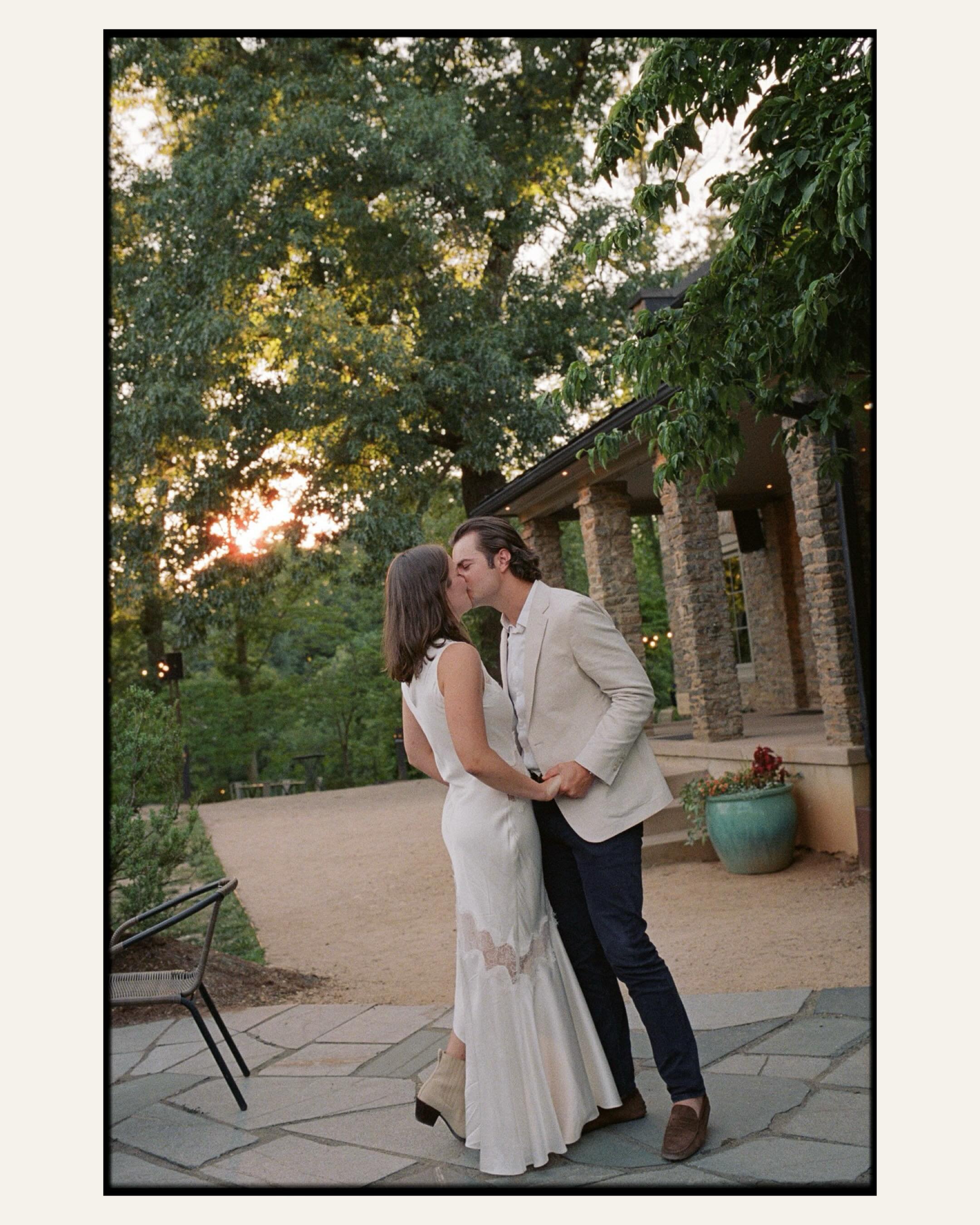 Pizza, tacos and cider! The night before the wedding with Ginny and Charlie. 

Venue @potterscraftcider 
Planner @donovangrovesevents 
Pizza @blueridgepizza 
Tacos @tacos_gomez 
Photography @the.smiths.photography