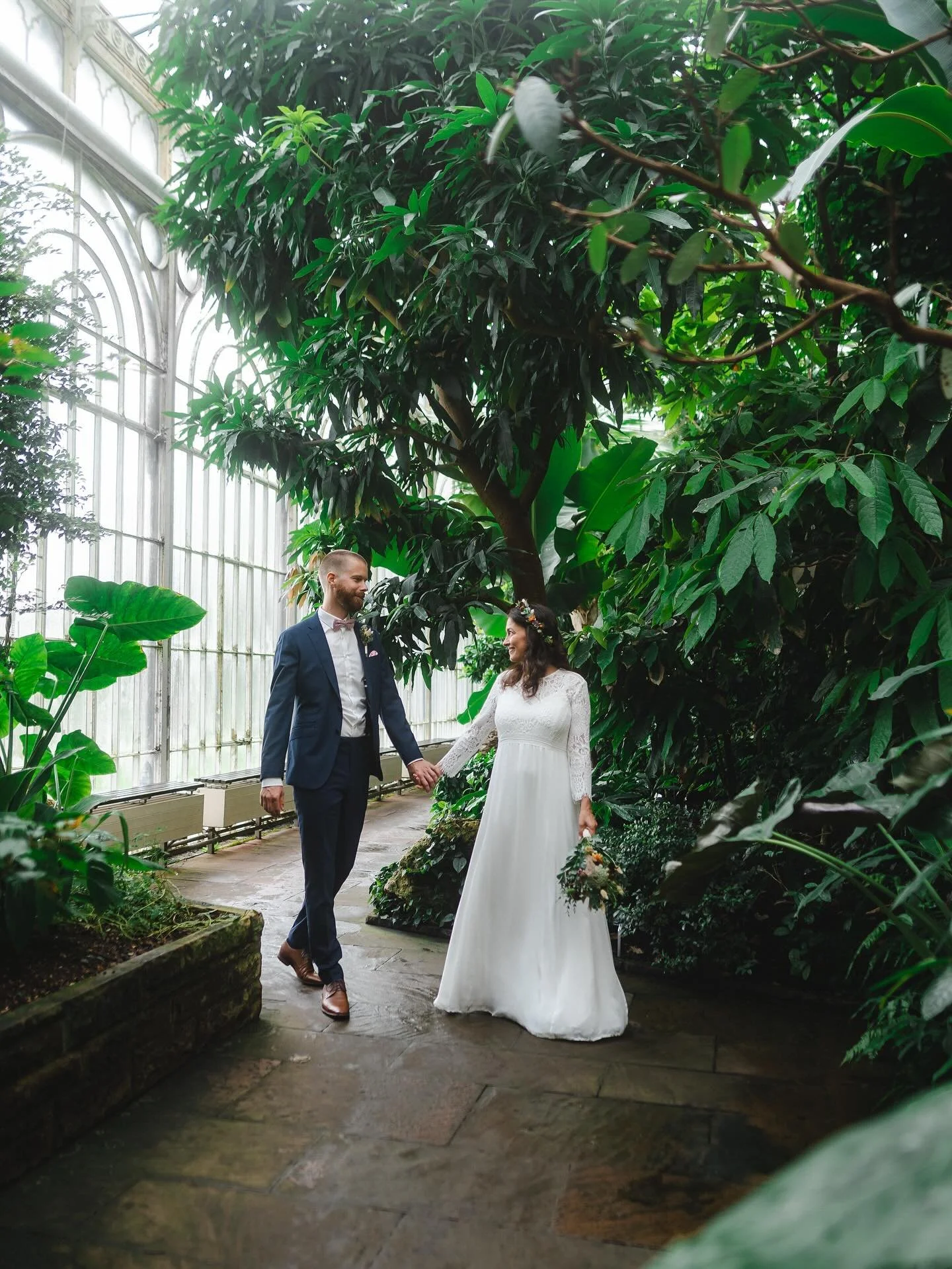 Habe ChatGPT nach einer Caption f&uuml;r diesen Post gefragt. Hier sind die Vorschl&auml;ge:

	&bull;	&ldquo;Liebe l&auml;sst selbst das Tropenhaus erbl&uuml;hen 🌿💍&rdquo;
	&bull;	&ldquo;Wenn&rsquo;s in den Gew&auml;chsh&auml;usern hei&szlig;er ist