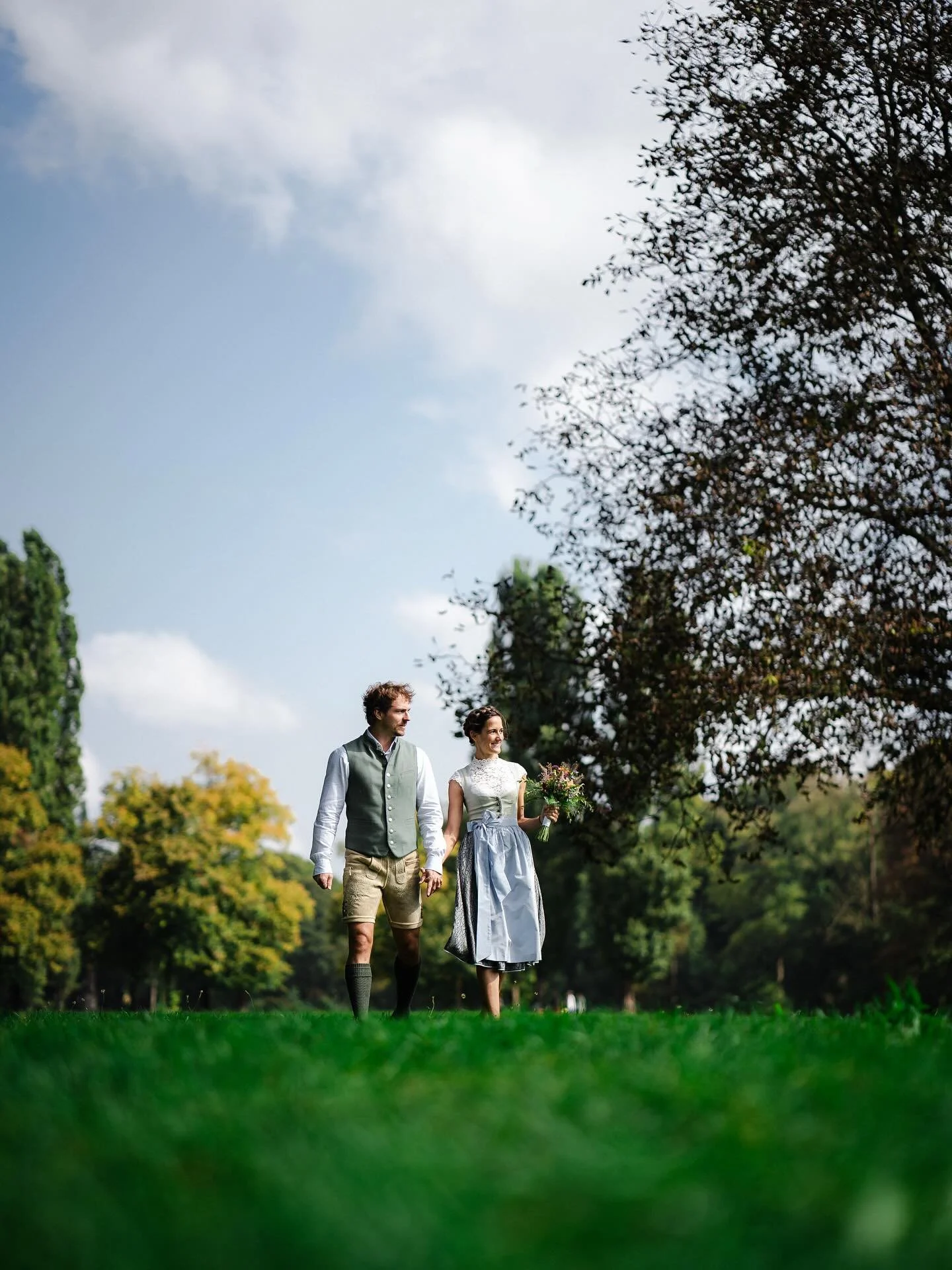 Erste Hochzeit im ber&uuml;hmten Standesamt &bdquo;Mandlstrasse&ldquo; in M&uuml;nchen. Erstes Mal im Englischen Garten. September 2024. 

_
#weddingshooting #sonyfamily #wedding#weddingday #weddingstories #brideandgroom #weddingplaner #weddingcouple