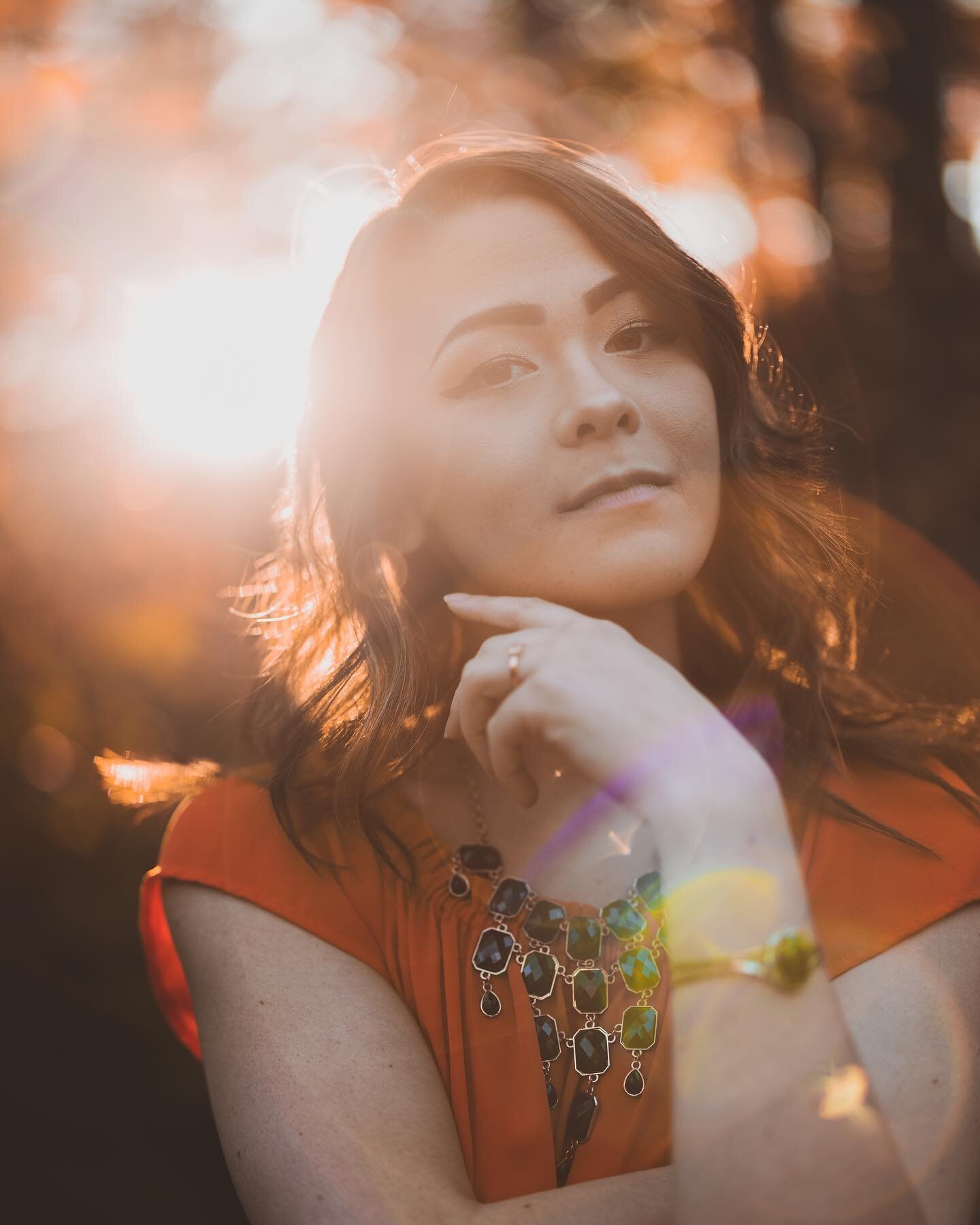 PRO TIP: Sometimes shooting into the sun can be used as a creative advantage 🌄
&bull;
Shot with @canonusa 
EOS R5 w/ 50mm f/1.2 RF Lens 
Shutter 1/400 iso 100 
&bull;
#canonphotography #fallphotoshoot #portraitposes #poses #posesforpictures #phototi