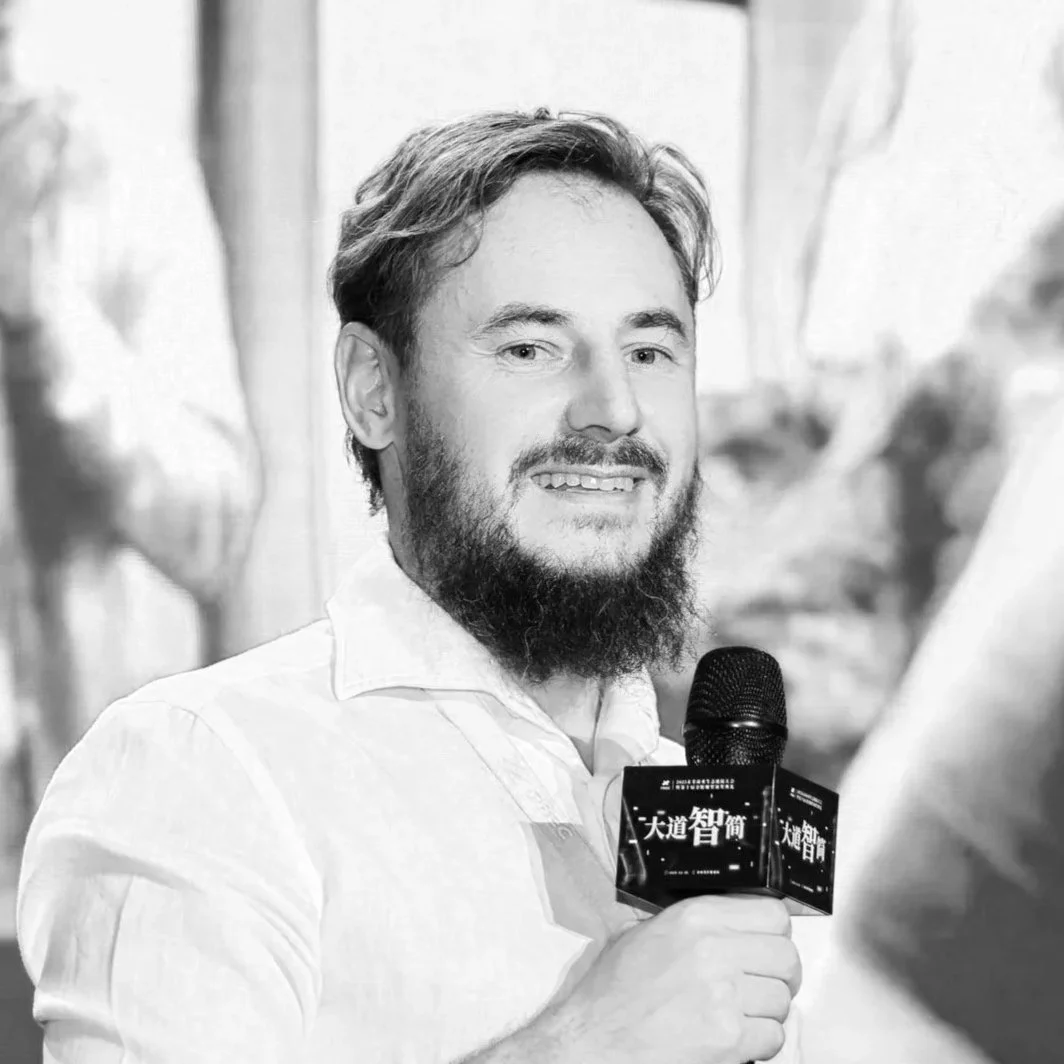 Step Out of Frame - Fully Interactive Immersive Multi-User Videos