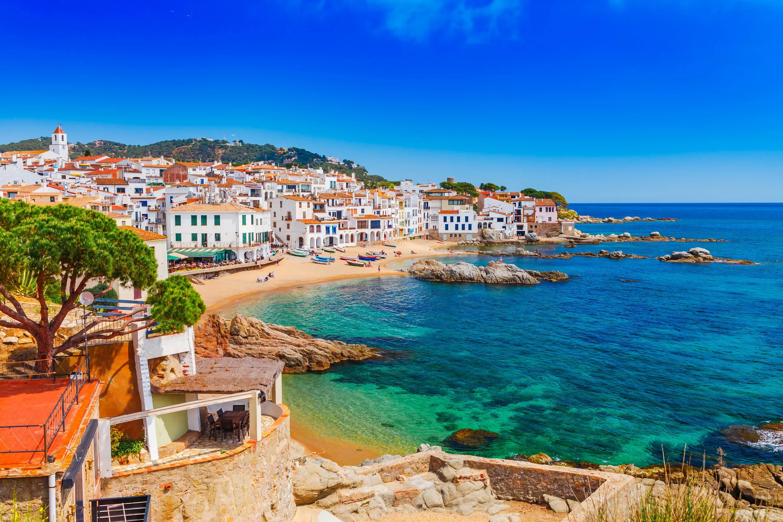 spanje_costa-brava_callela-de-palafrugell_zonvakantie-spanje_calella-de-palafrugell-strand_kusthuis_middellandse-zee_shutterstock.webp