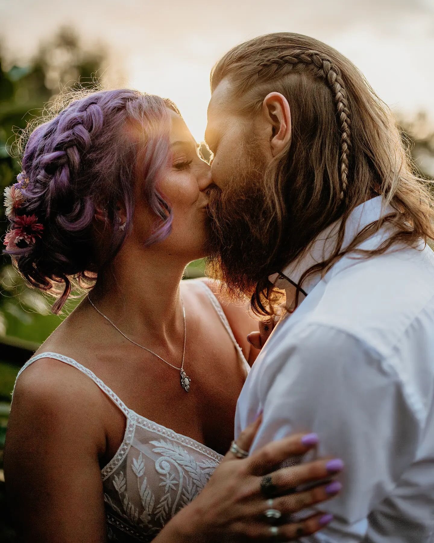 Sunset kisses.

Looking back at one from Spring last year, it was amazing to shoot this wedding at Lodge Farm. Harriet and Chris had the best time with a laid back and relaxed wedding day.

The afternoon ended with a beautiful sunset and we managed t