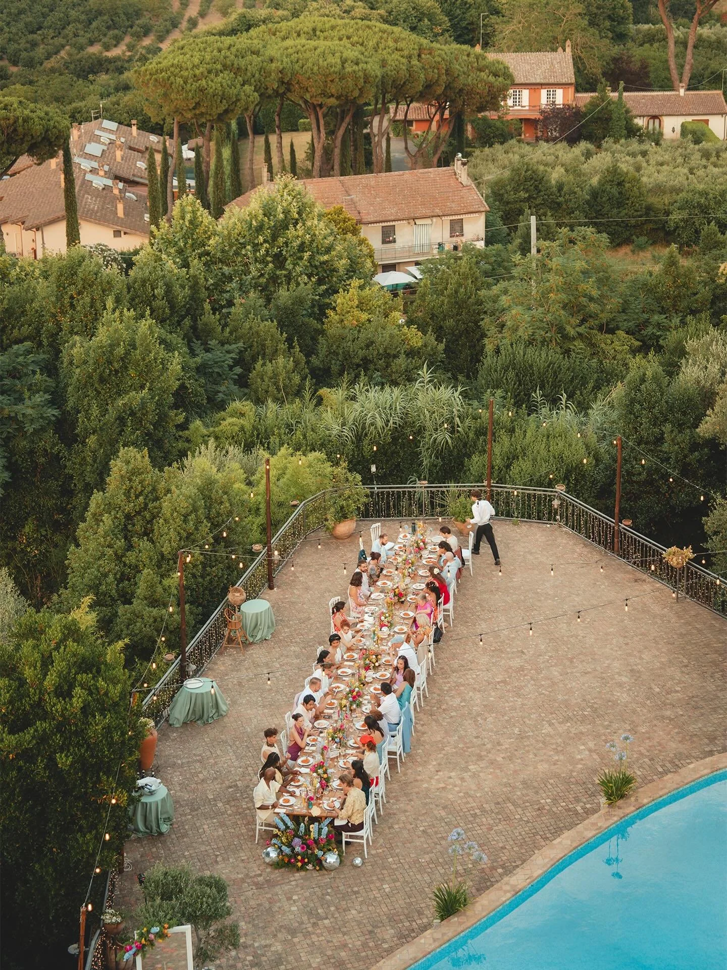 // The heartbeat of every wedding: &ldquo;The Table&rdquo; ❤️&zwj;🔥

These dinner moments always become some of my favourites &bull; The golden light, the laughter, the little conversations no one else hears. It&rsquo;s where everyone finally connec