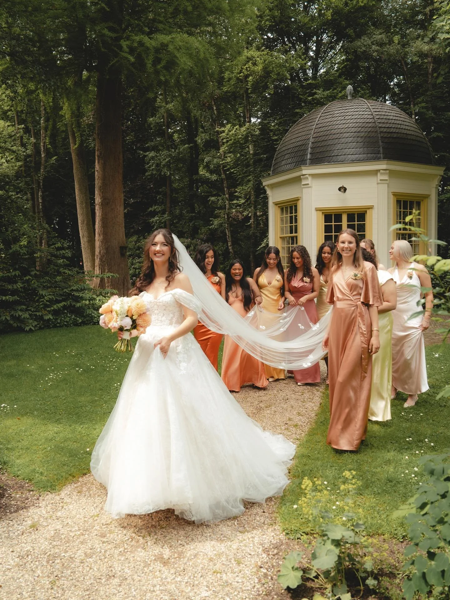 // H&amp;H &bull; A sun-kissed wedding day ☀️

Throwback to Hagar &amp; Han&rsquo;s beautiful civil ceremony and official wedding day. Here&rsquo;s a combination of some of my favourites from both days!

Photo: @capturedwithpassion_
Venue: @kasteelde