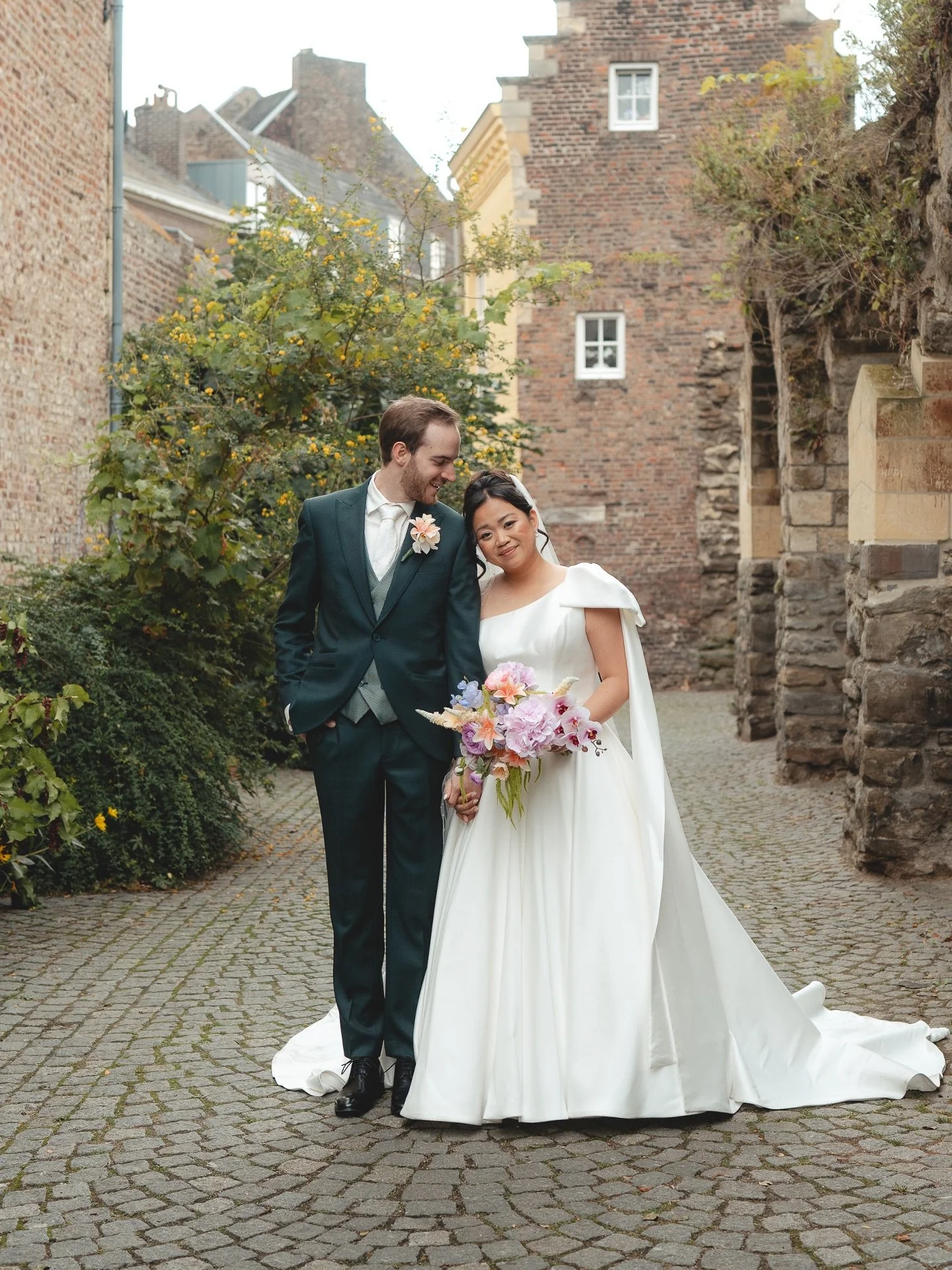 // J&amp;M &bull; Getting married in the city of Maastricht 🤍

Maybe it&rsquo;s because I&rsquo;m Vietnamese too and a little biased, but another beautiful Dutch x Vietnamese wedding! Slide 8 really shows how the Viet celebrate 🥳🍻

I enjoyed this 