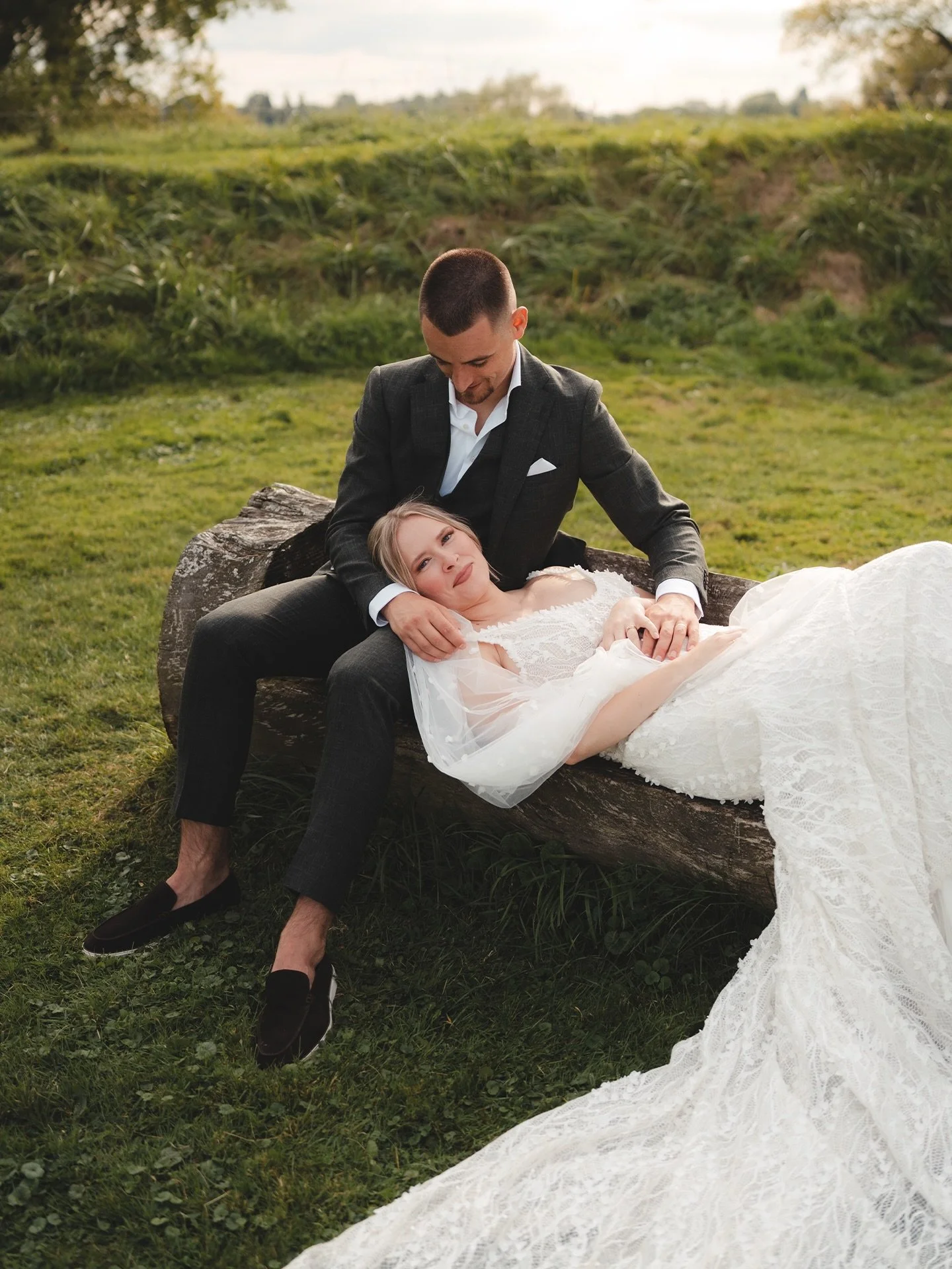// B&amp;L &bull; A wedding at Slot Loevestein 🧡

Some portrait favourites of Bart &amp; Lotte on their wedding day at Slot Loevestein. Thoughtfully captured in intervals before and during/after dinner, allowing for both daylight and sunset 🌅

&mda