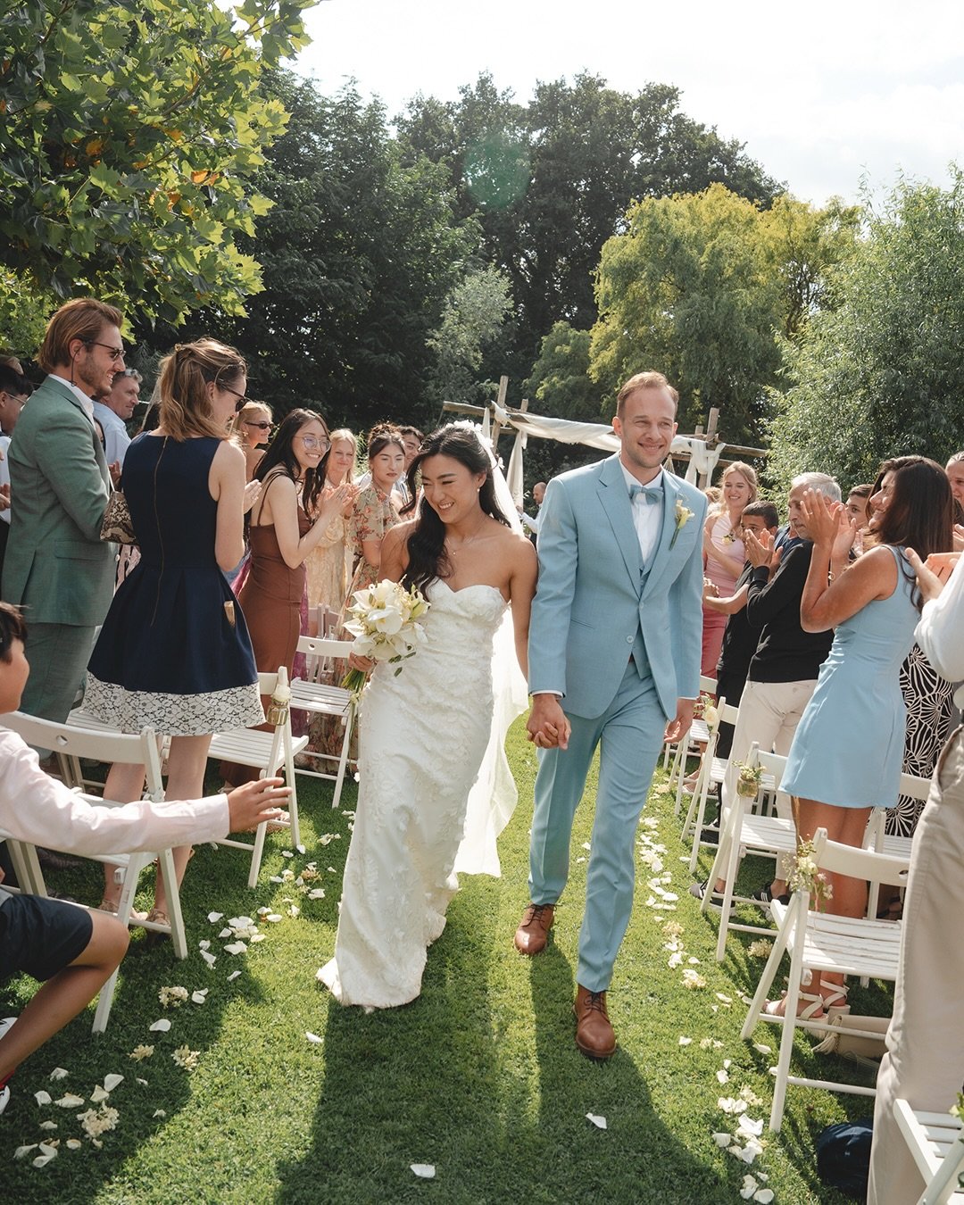 Y&amp;M &bull; Surrounded by nature 🍃

Yenny and Michael chose their wedding close to the Posbank! A day full of colour and fun 💃🏻

&mdash;&mdash;&mdash;

Photo: @capturedwithpassion_ 
Venue: @landgoed_rhederoord &amp; @plokdidam 
Dress: @prettyli