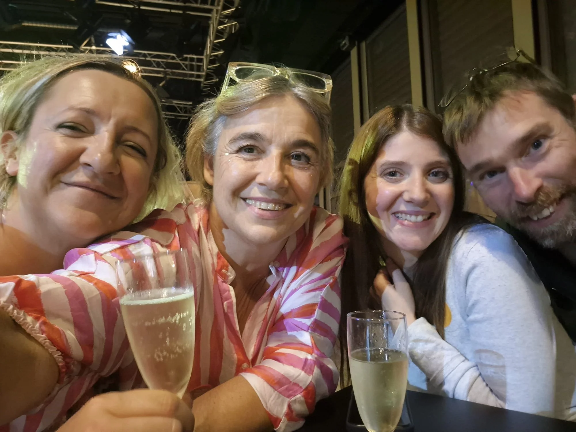 4 faces celebrating the achievement of 'Increvables!'