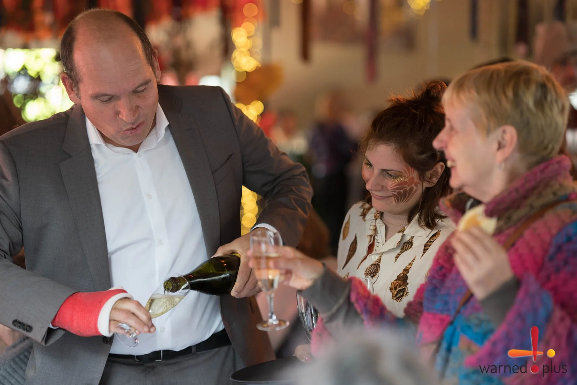 des bénévoles au service des seniors leur apportent des gateaux