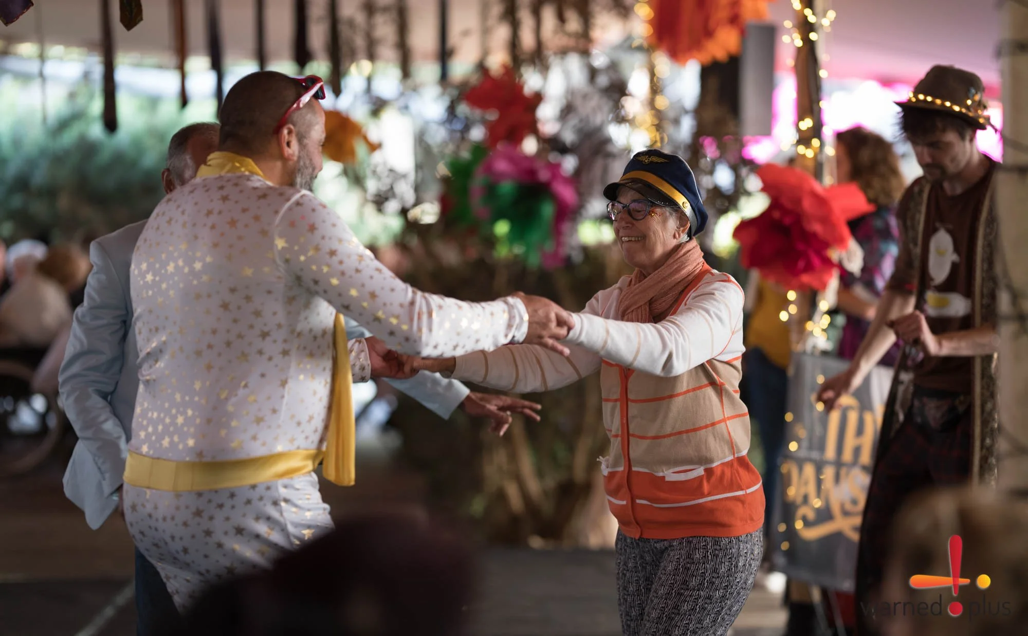 des seniors actifs dansent avec un homme charmant lors d'une activité extérieure à Bruxelles