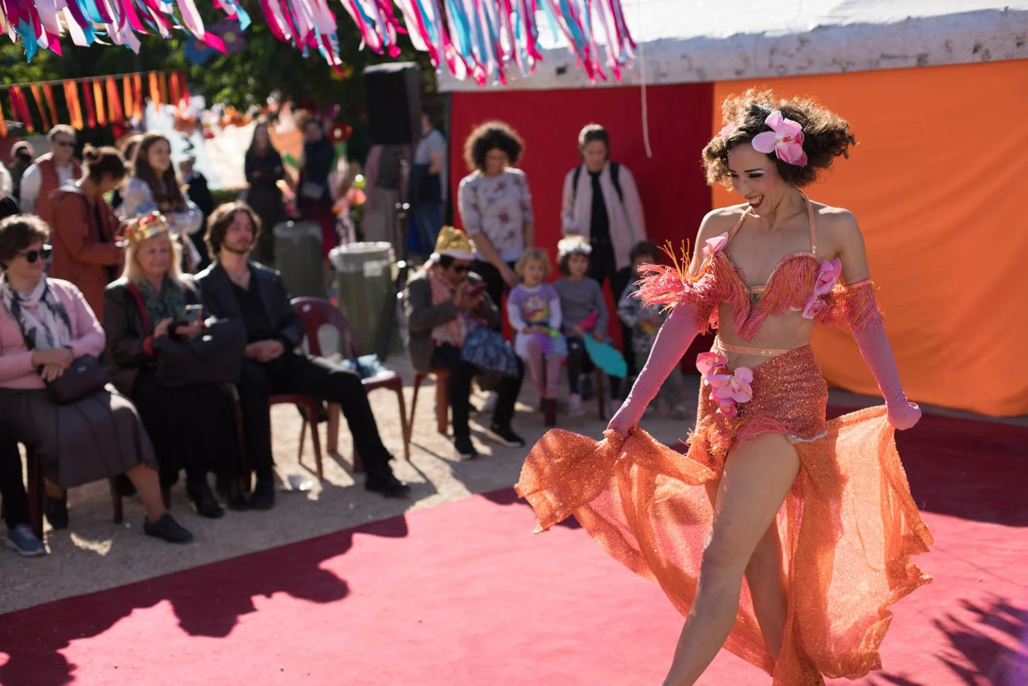 Une artiste de Cabaret performe pour le Thé Dansant pour seniors à Bruxelles