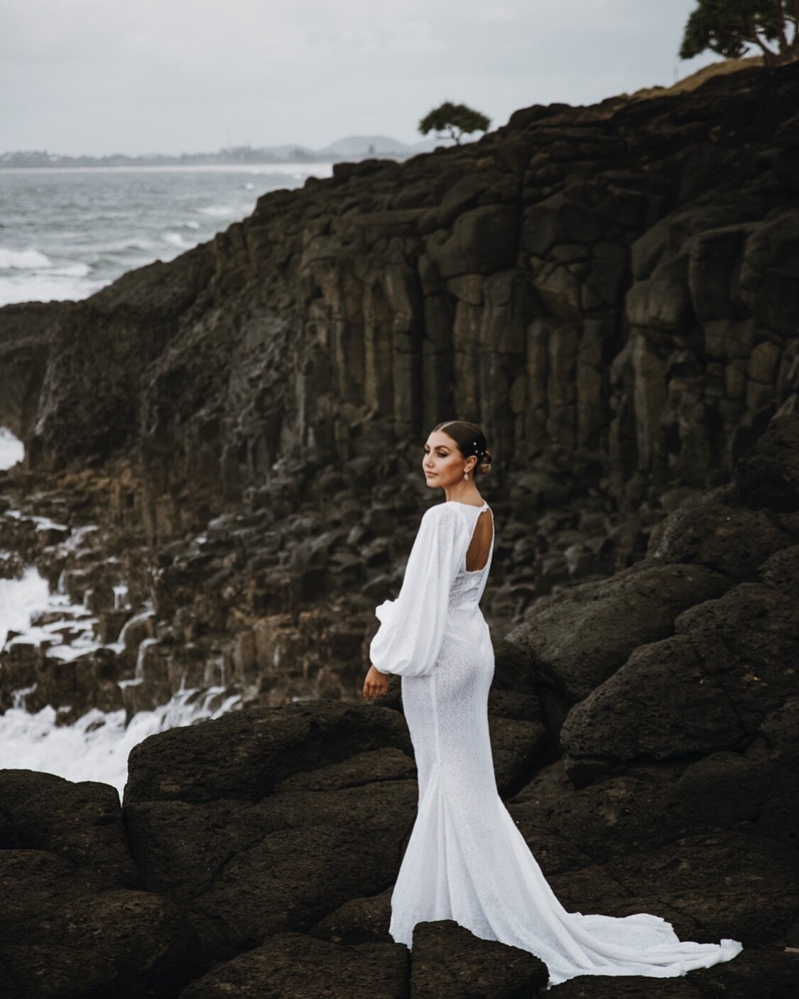 Don&rsquo;t mind me posting in the middle of the day on a Thursday, i&rsquo;m always busy during peak times 😅😅

Anywho, how gorgeous is Zoe, and how breathtaking is this location! If any of my Kingscliff couples want to shoot their portraits here j