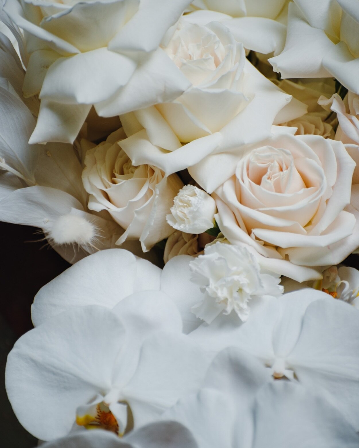 Soft, elegant blooms by @tnbloom_florist 🌸🤍