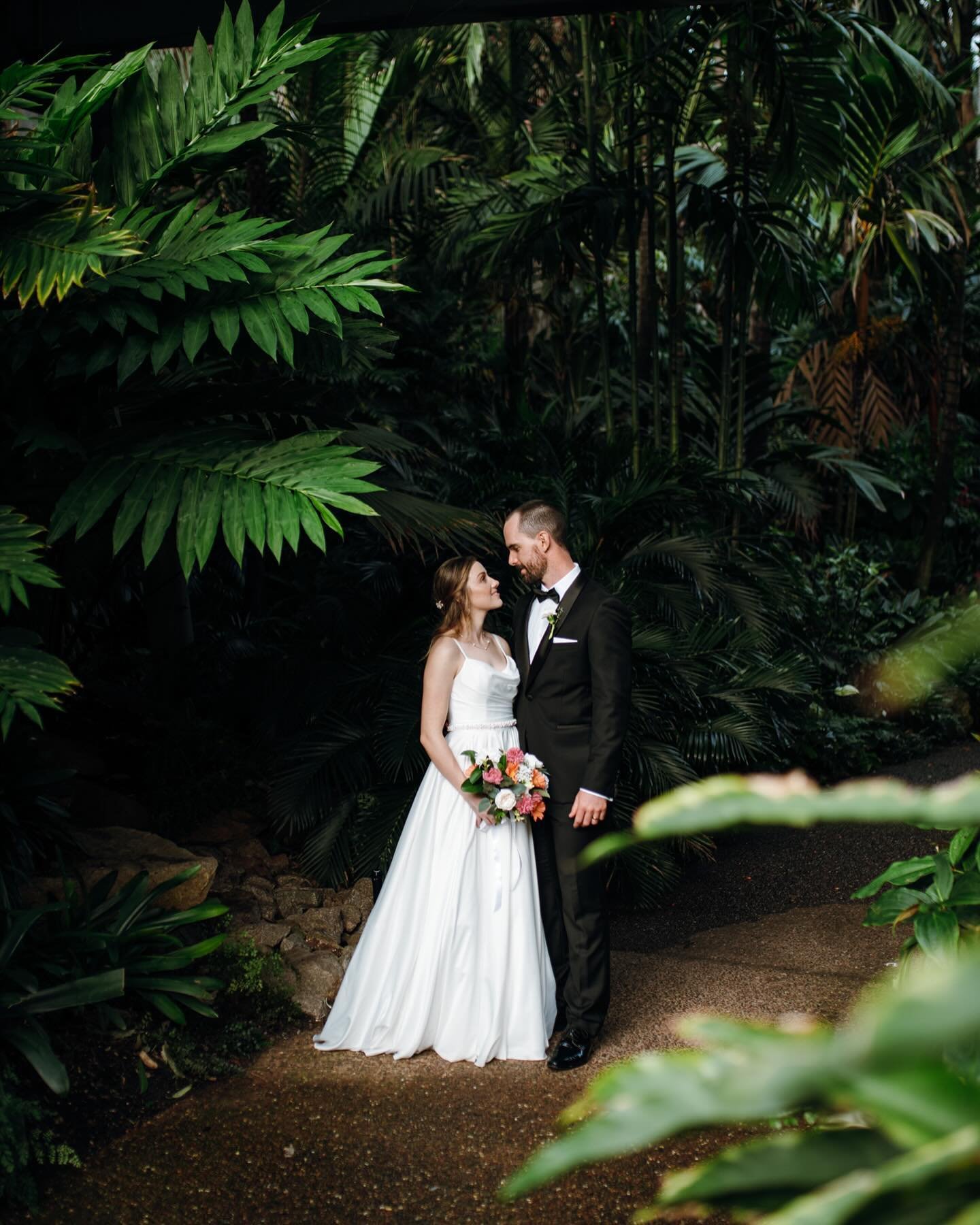 A few favourites from Kayleigh &amp; Daniel&rsquo;s sneak peek album 🌿🤍

Thank you thank you thank you for choosing me to capture your day. It was an absolute honour 🥰