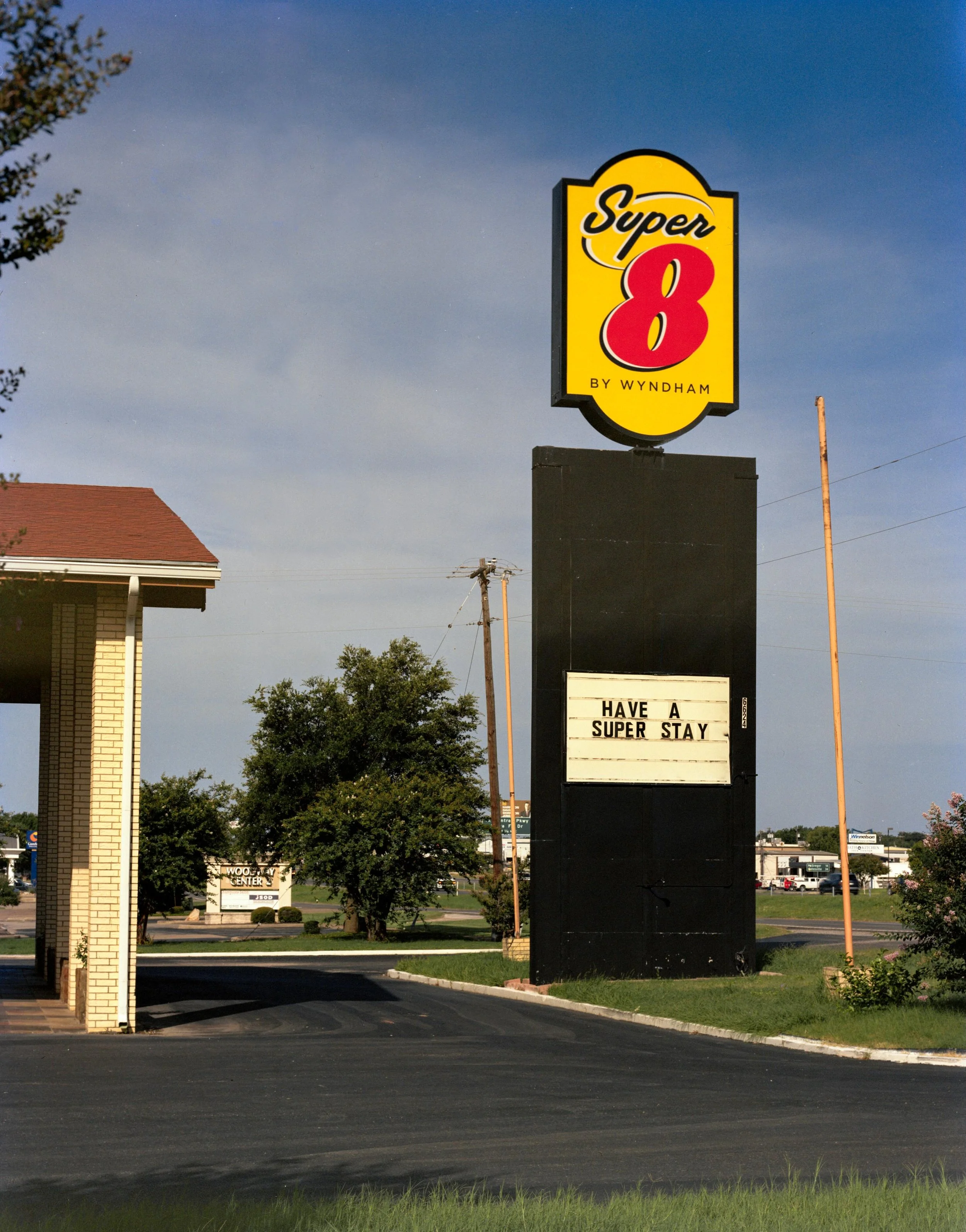 HAVE A SUPER STAY AT SUPER 8 !
🌻🌻🌻

large-format #4x5 on @kodak #portra400 🎞️

/ developed @lti_lightside 
/ scanned and edited by me