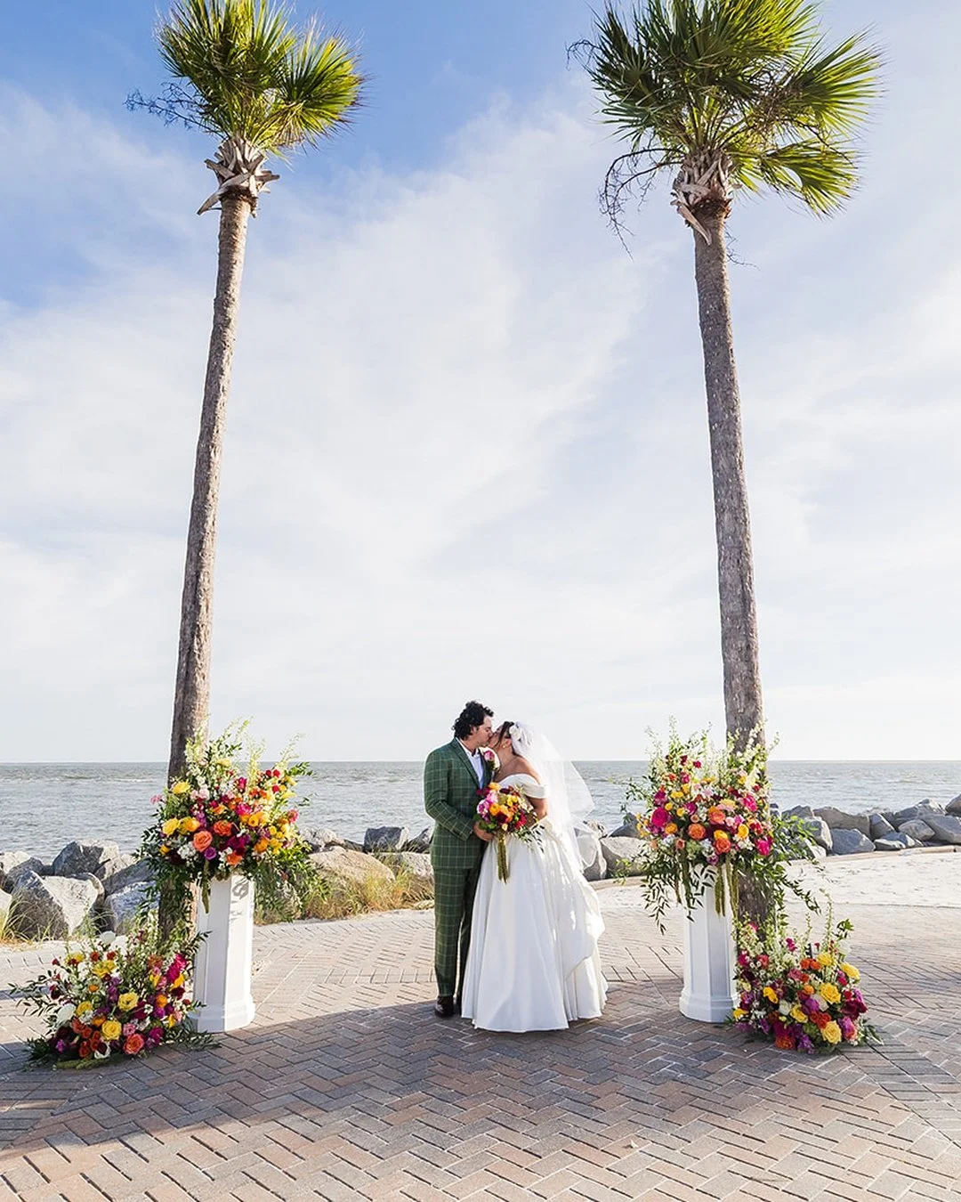 Saying "I do" with the ocean as the backdrop 🌊 Karolina &amp; Connor's Seabrook Island Club wedding had palms, salty air, and a floral arch right on the water. Then they danced the night away.

Check your date at the link in our bio.

#sea