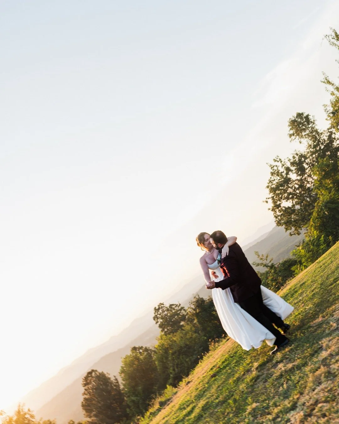 If you've ever wondered whether a mountain sunset is worth planning around&hellip; swipe to the end. ⛰️

Madison &amp; Andrew said "I do" at Glassy Chapel in Landrum, SC, then headed up into the Blue Ridge for the reception in Fletcher, NC.