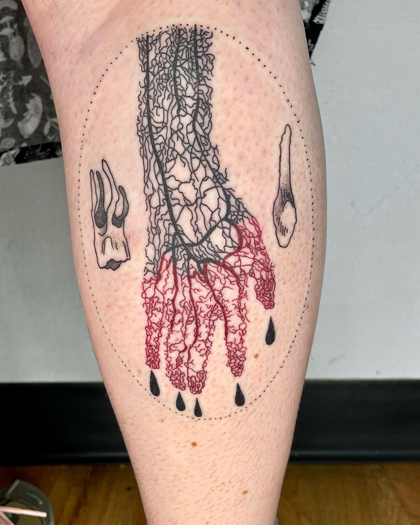 A piece from my flash for Alexandra! 
Thank you for coming in and sitting so strong 💪 
Done at @constellationtattoo 
#tattoo #pdxtattoo #pdxtattooartist #queertattooartist #art #queerart #lezliedorcus #blackworktattoo #lineworktattoo #qttr #flash #q