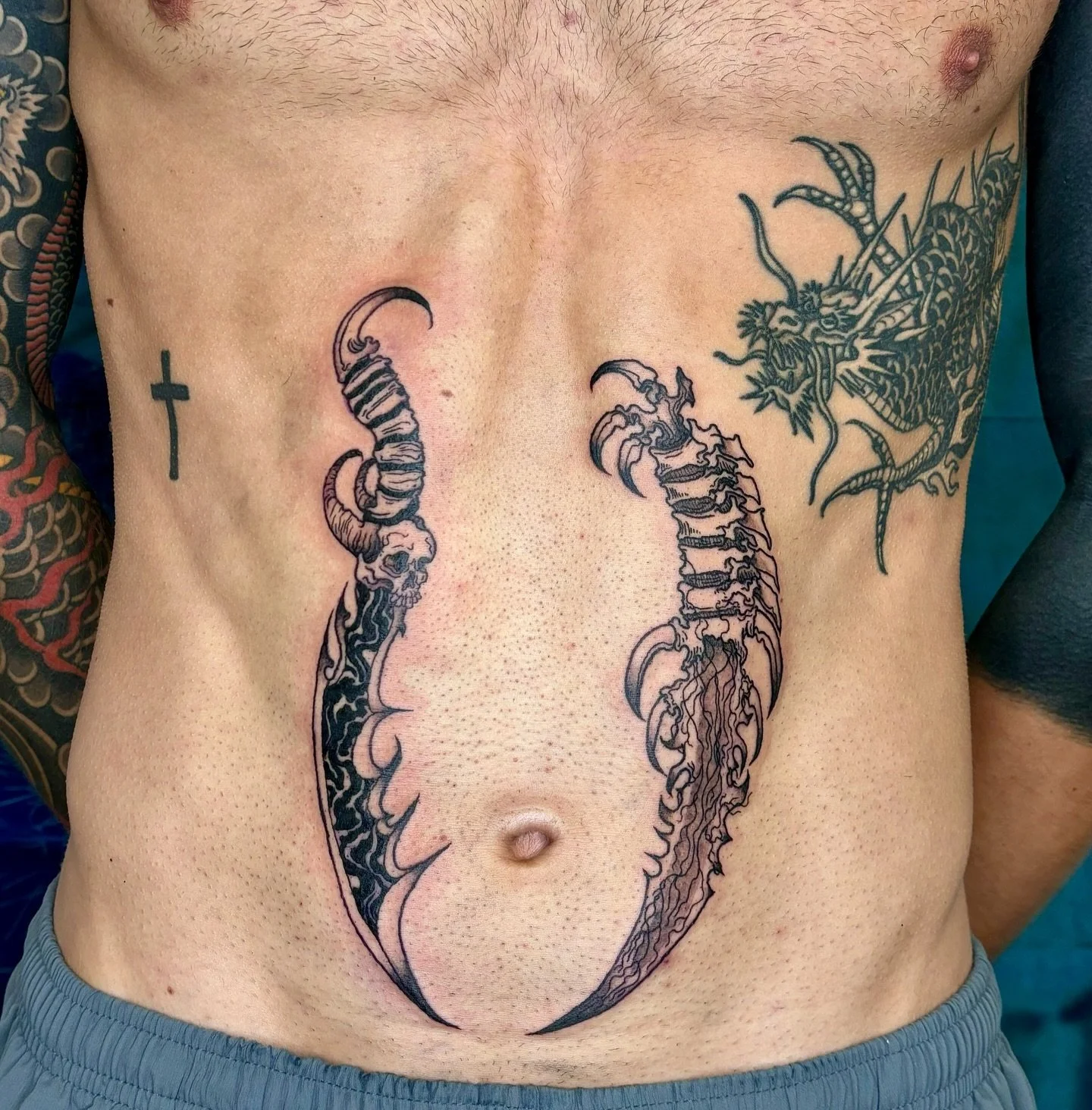 I&rsquo;m back from Chicago and playing catch up with posting a ton of unseen tattoos I did! 
A big thank you to Ajay for getting these two knives during your PNW trip 🔪🗡️
I&rsquo;m obsessed with the placement and how the claws on the spine knife m