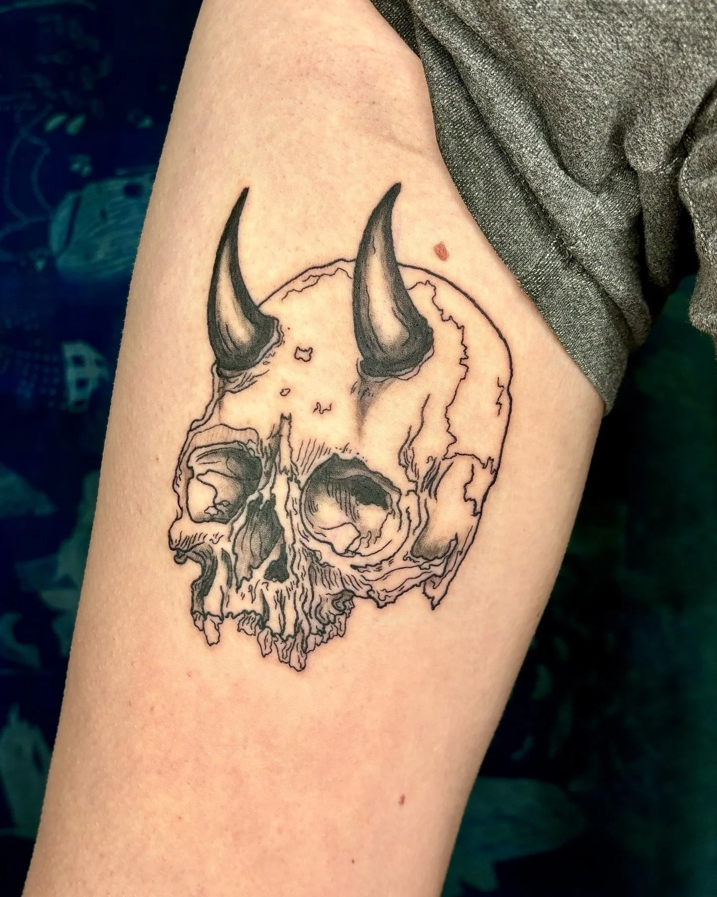 Two flash pieces in one! 
 I loved doing the swirly shading on the orb 🔮

 #tattoo #pdxtattoo #pdxtattooartist #queertattooartist #art #queerart #lezliedorcus #blackworktattoo #lineworktattoo #flash #queertattoo #portlandtattoo  #customtattoo  #quee