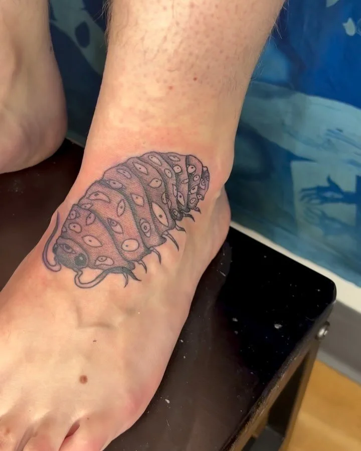 Really cute placement for isopods that I did a while back! 

 #tattoo #pdxtattoo #pdxtattooartist #queertattooartist #art #queerart #lezliedorcus #blackworktattoo #lineworktattoo #flash #queertattoo #portlandtattoo  #customtattoo  #queerpdxtattoo #co