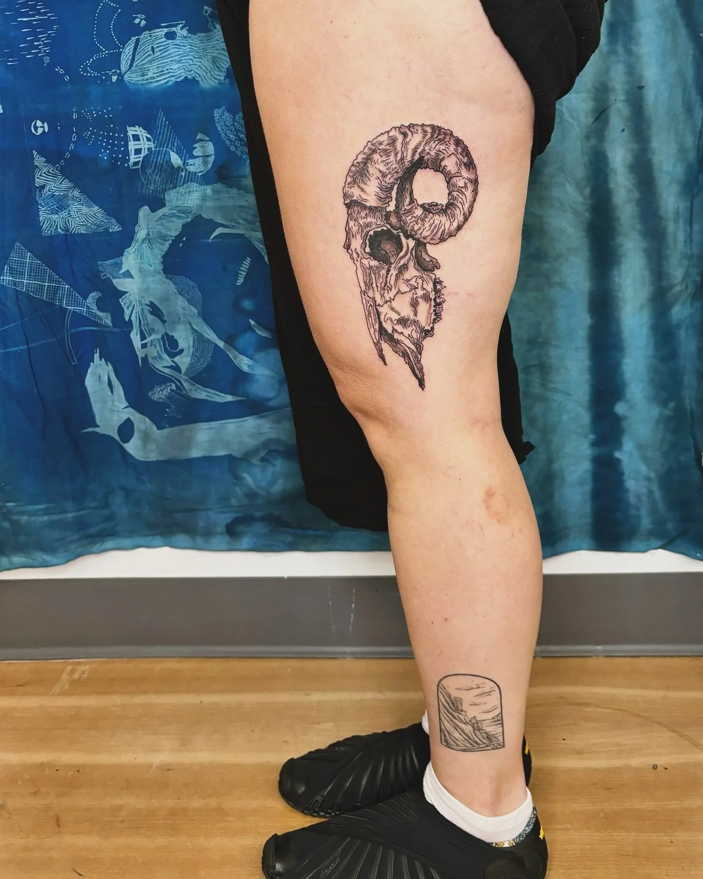 A ram skull from my flash for Alison! (Also peep the super cute healed up ankle piece by @hogsphinx ) 

Swipe to see the closeup! 

 #tattoo #pdxtattoo #pdxtattooartist #queertattooartist #art #queerart #lezliedorcus #blackworktattoo #lineworktattoo 