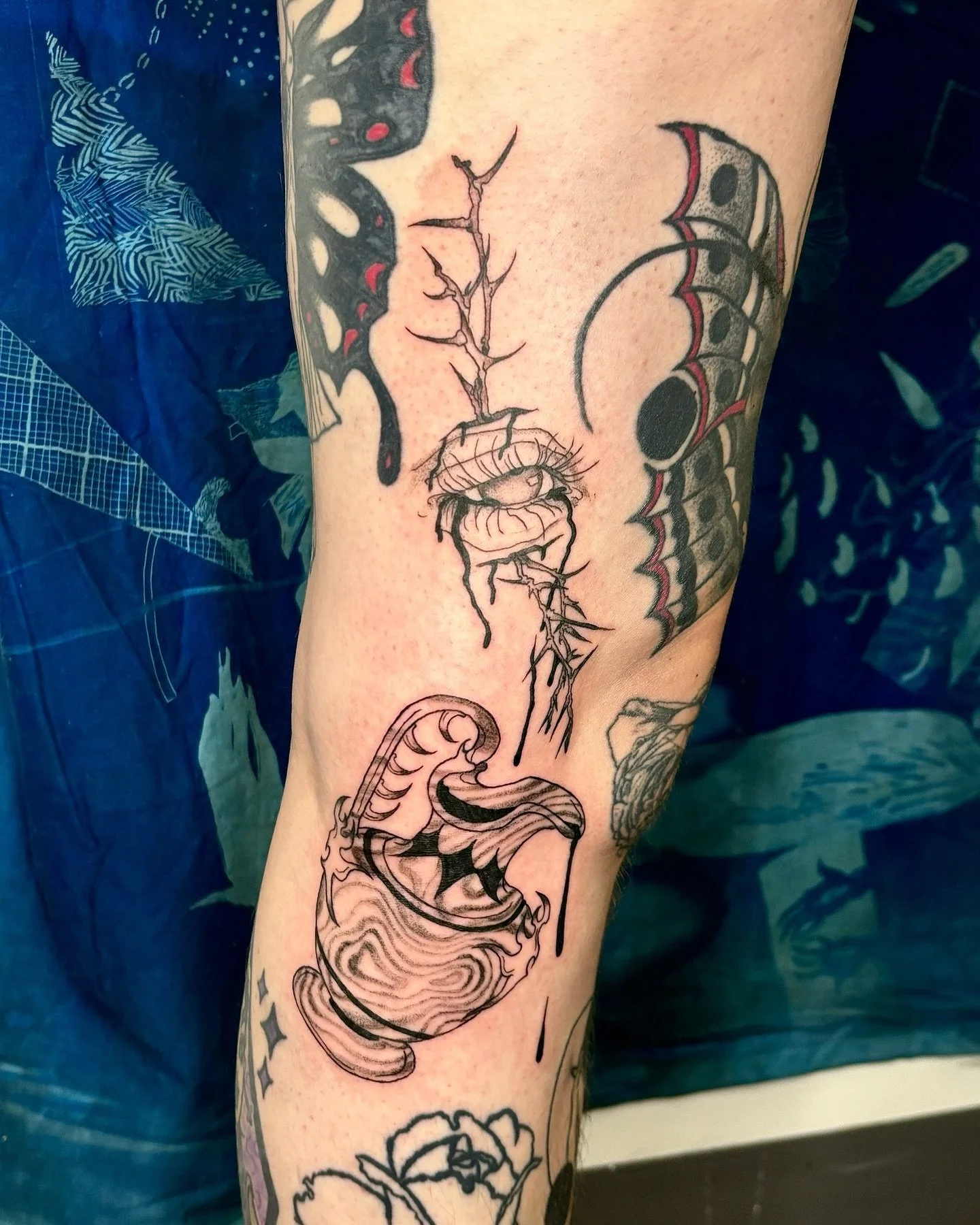 A custom filler for my half of a trade with @ink.by.jes ! I did this back in July and totally forgot to post the photos 😭
 
Swipe to see it all healed up haha 

#tattoo #pdxtattoo #pdxtattooartist #queertattooartist #art #queerart #lezliedorcus #bla