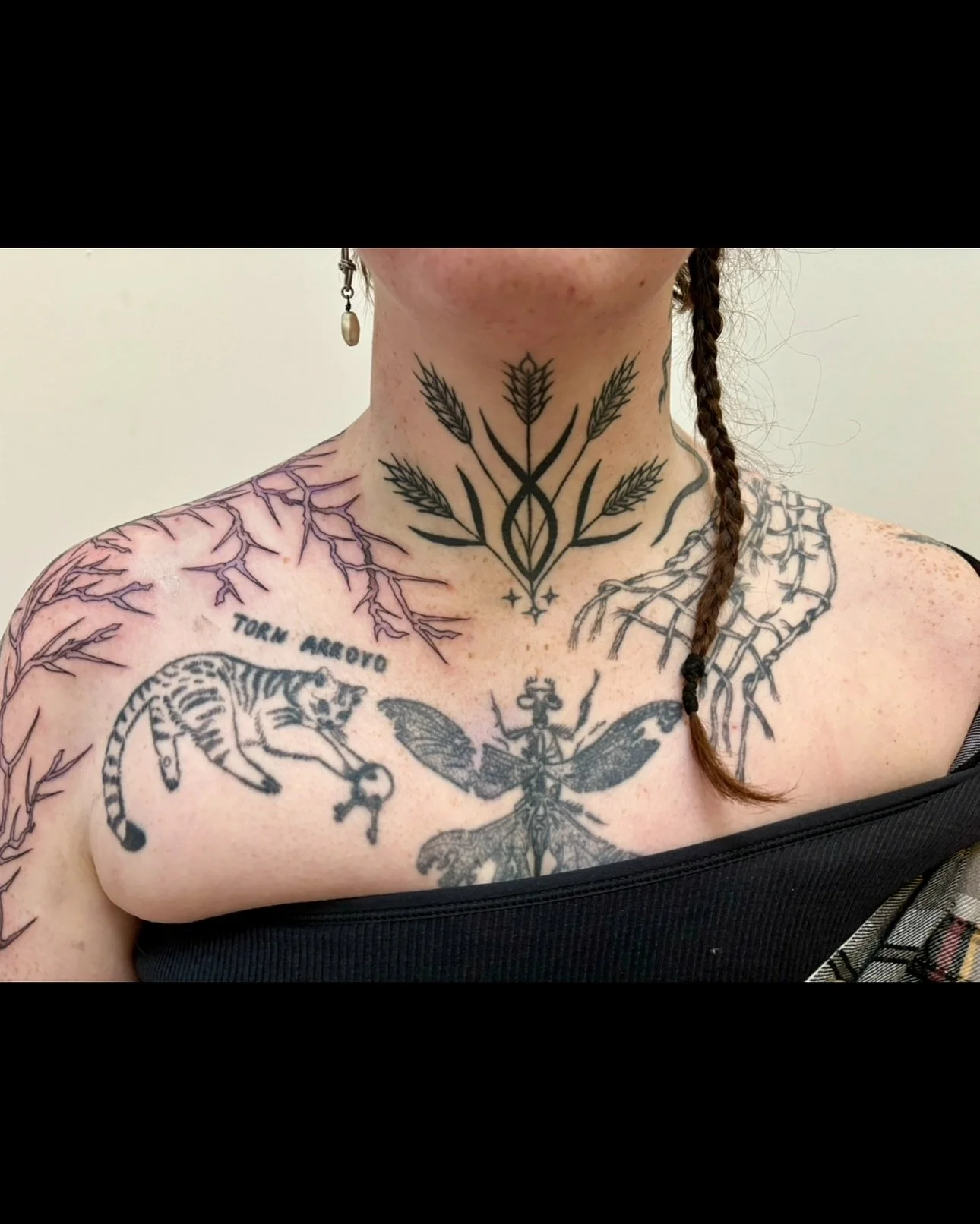 Check out this freehand piece I did for a trade with my studio mate @v_a_l_l_e_y ! 
They are an AMAZING freehand artist and it was so fun to work with them to weave these thorns through their existing tattoos. I love how the front interacts with the 