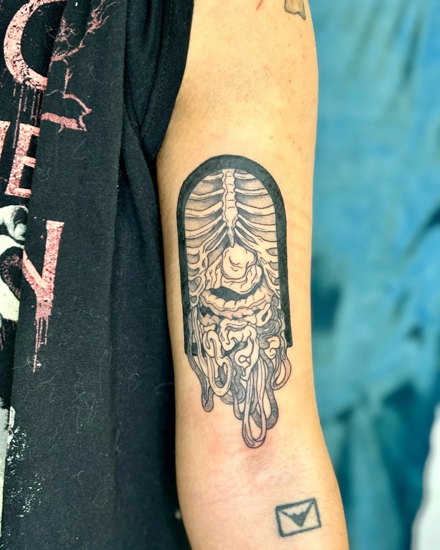 Two flash pieces for Mia! 

 #tattoo #pdxtattoo #pdxtattooartist #queertattooartist #art #queerart #lezliedorcus #blackworktattoo #lineworktattoo #flash #queertattoo #portlandtattoo  #customtattoo  #queerpdxtattoo #constellationtattoo#newflash