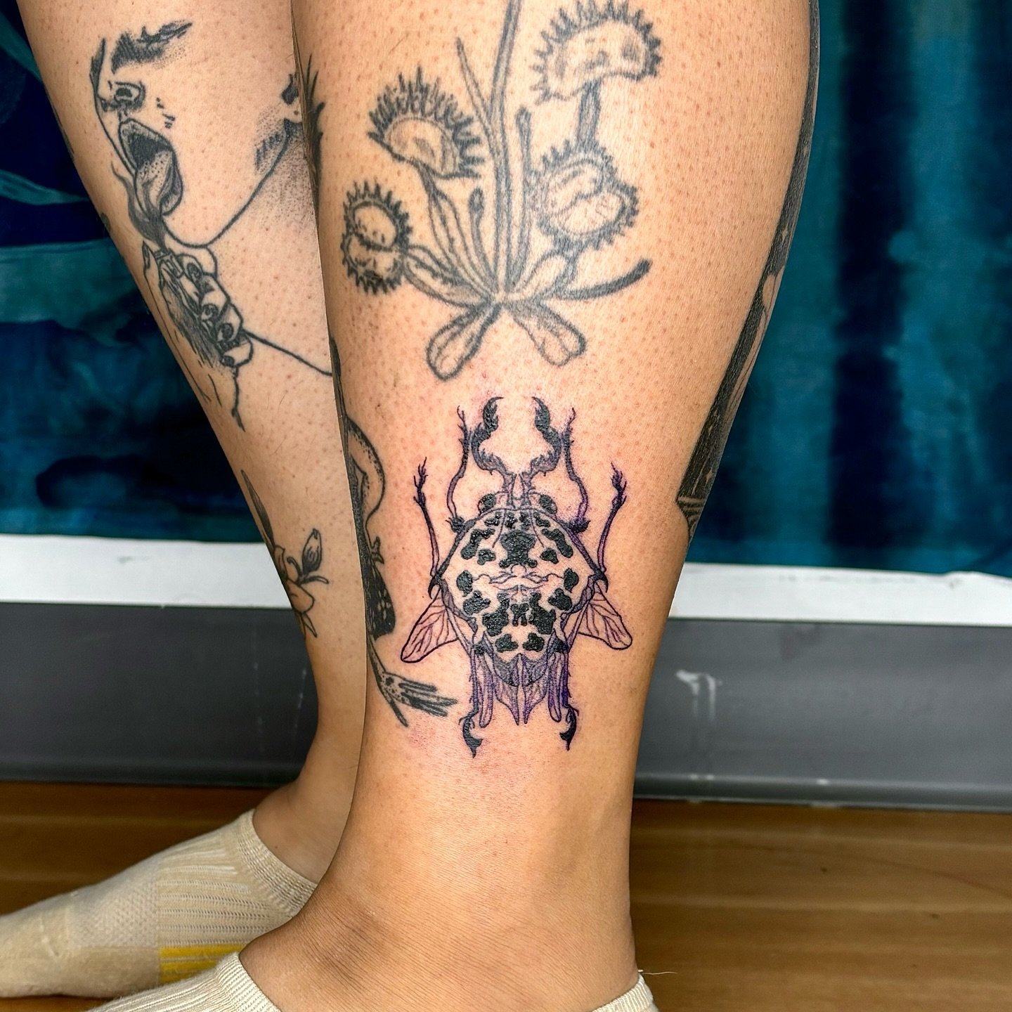 A little flash bug for Davida! 
You can see an old one from my school days peeking out on her right leg 

 #tattoo #pdxtattoo #pdxtattooartist #queertattooartist #art #queerart #lezliedorcus #blackworktattoo #lineworktattoo #flash #queertattoo #portl
