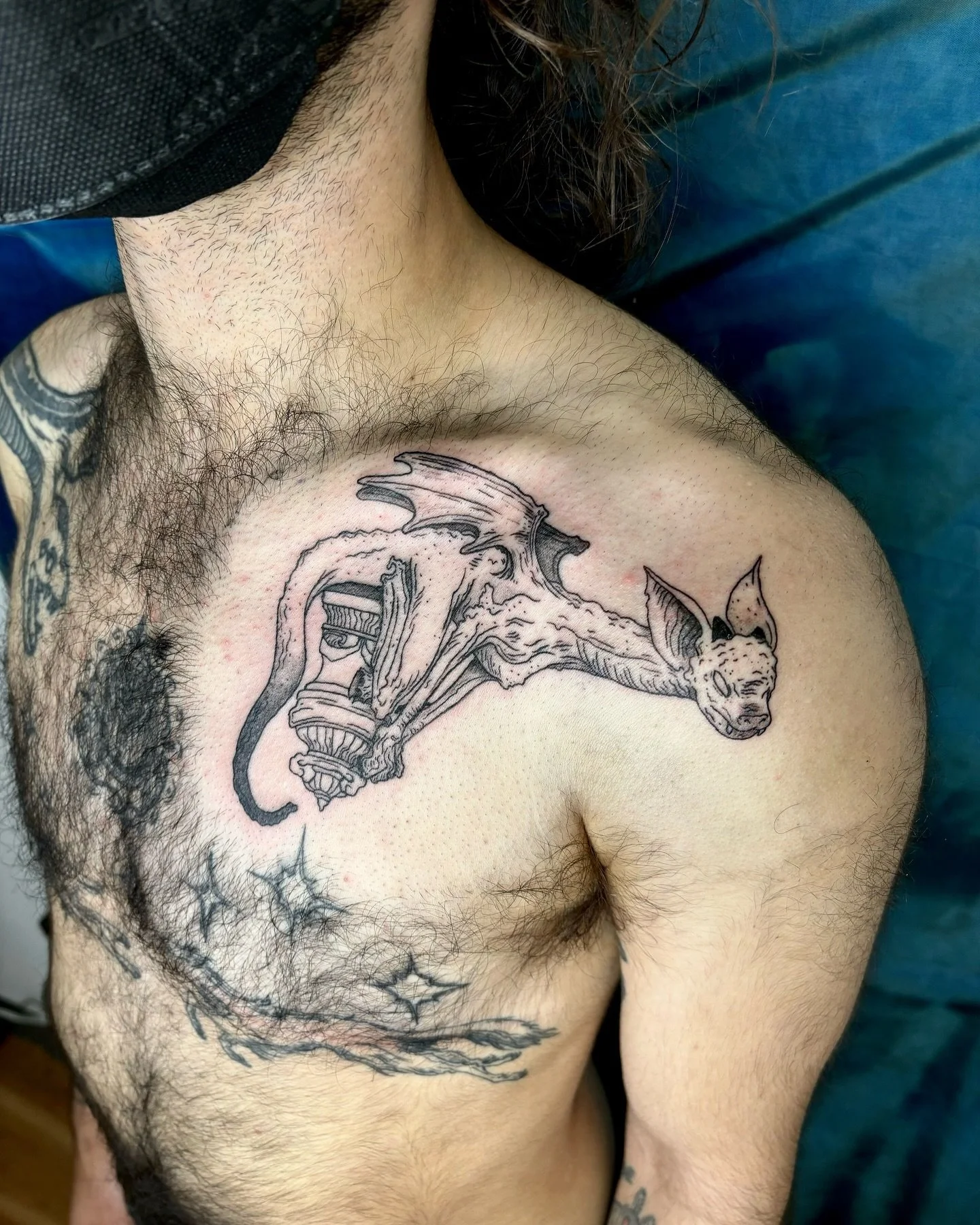 A custom long necked gargoyle to sit on Kieran&rsquo;s shoulder! (Done all the way back in July 😬 slowly getting through my backlog of photos) 
Swipe to see it sitting above the healed wolves we did a while ago! 

 #tattoo #pdxtattoo #pdxtattooartis
