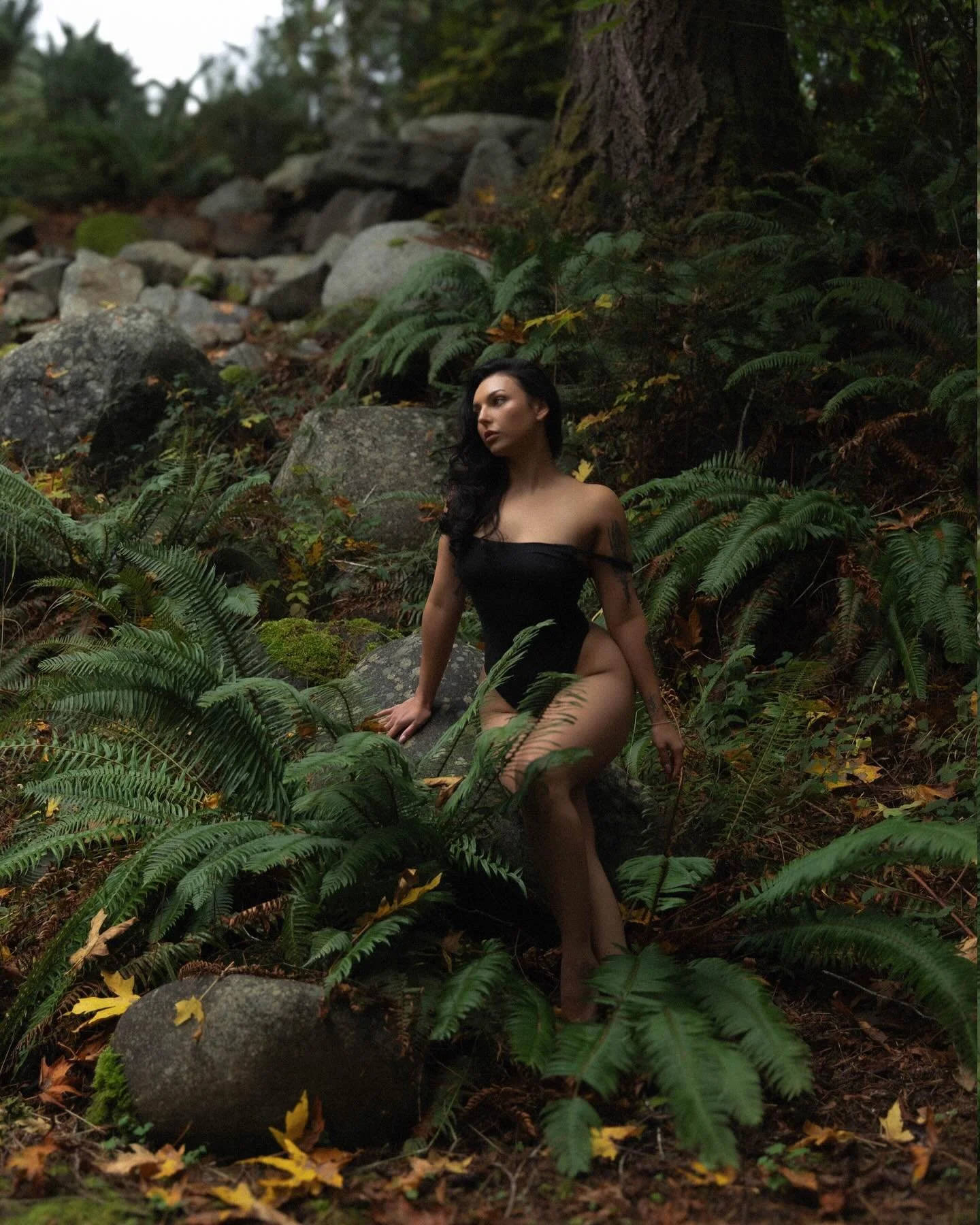 A selfie session from the @mossboudoir retreat, and wow, what a week. 
Surrounded by talented women, it was a much needed reminder on how powerful it is when we come together to create art and community. I left feeling motivated to pour that energy