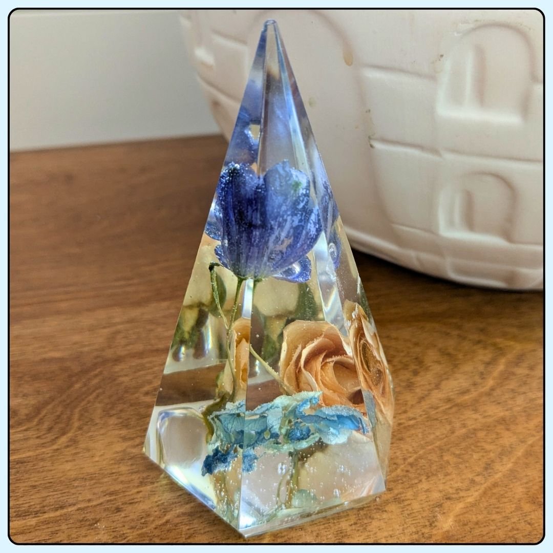 A wedding present they'll remember 💐
Hi, I'm Amanda and I make pretty things. His and hers ring holders are a great way to reuse boutonnieres or small bouquet clippings. 
Now booking weddings in 2025 and 2026. 
https://sapphirewoodstudio.com/floral-