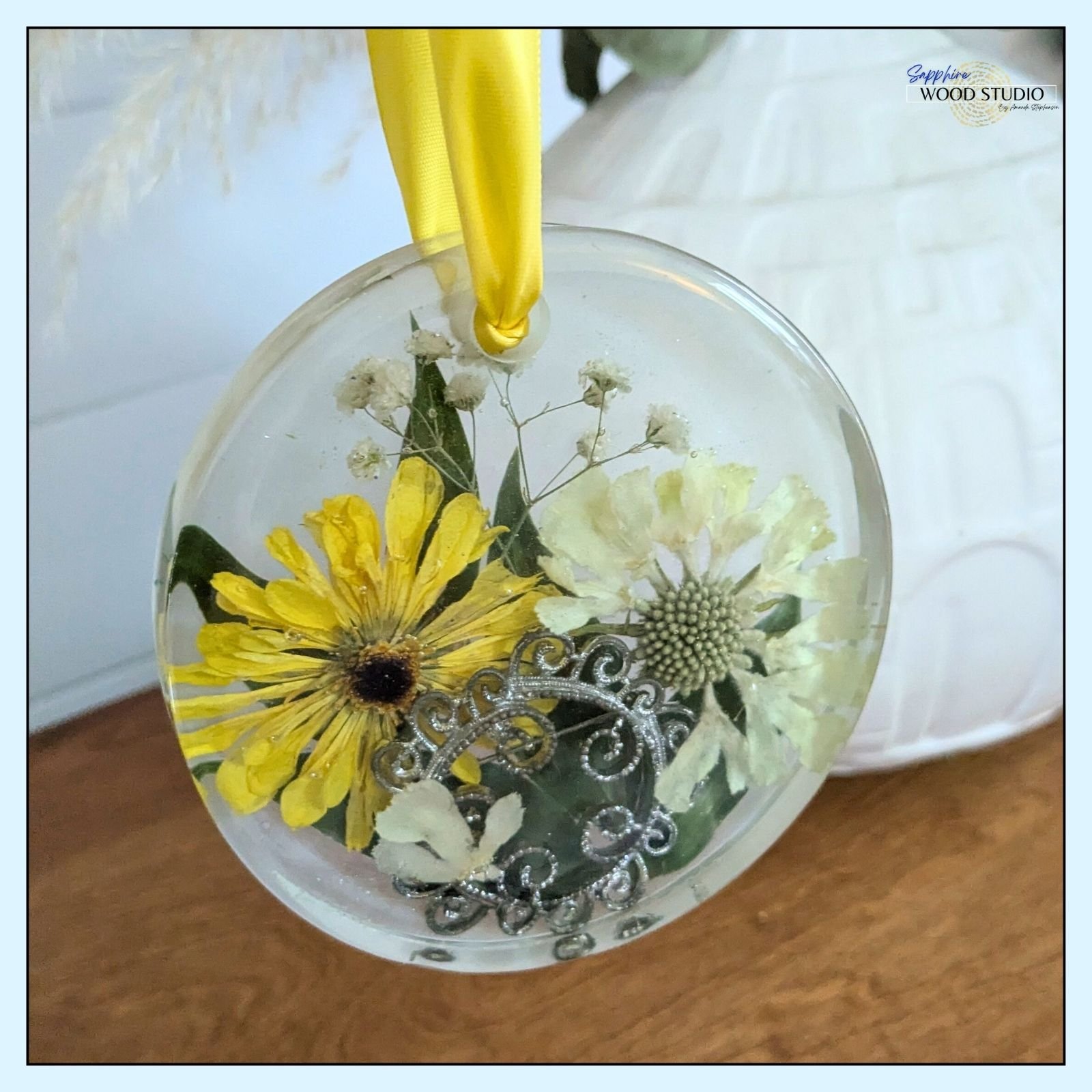 Every bridal bouquet has a story ... 🌼
This one featured the bride's late aunt's broach. Such a touching tribute to a beloved family member. It was an honor to help her preserve it. ☺
#weddingflowerpreservation #resinart #bridalbouquetpreservation #