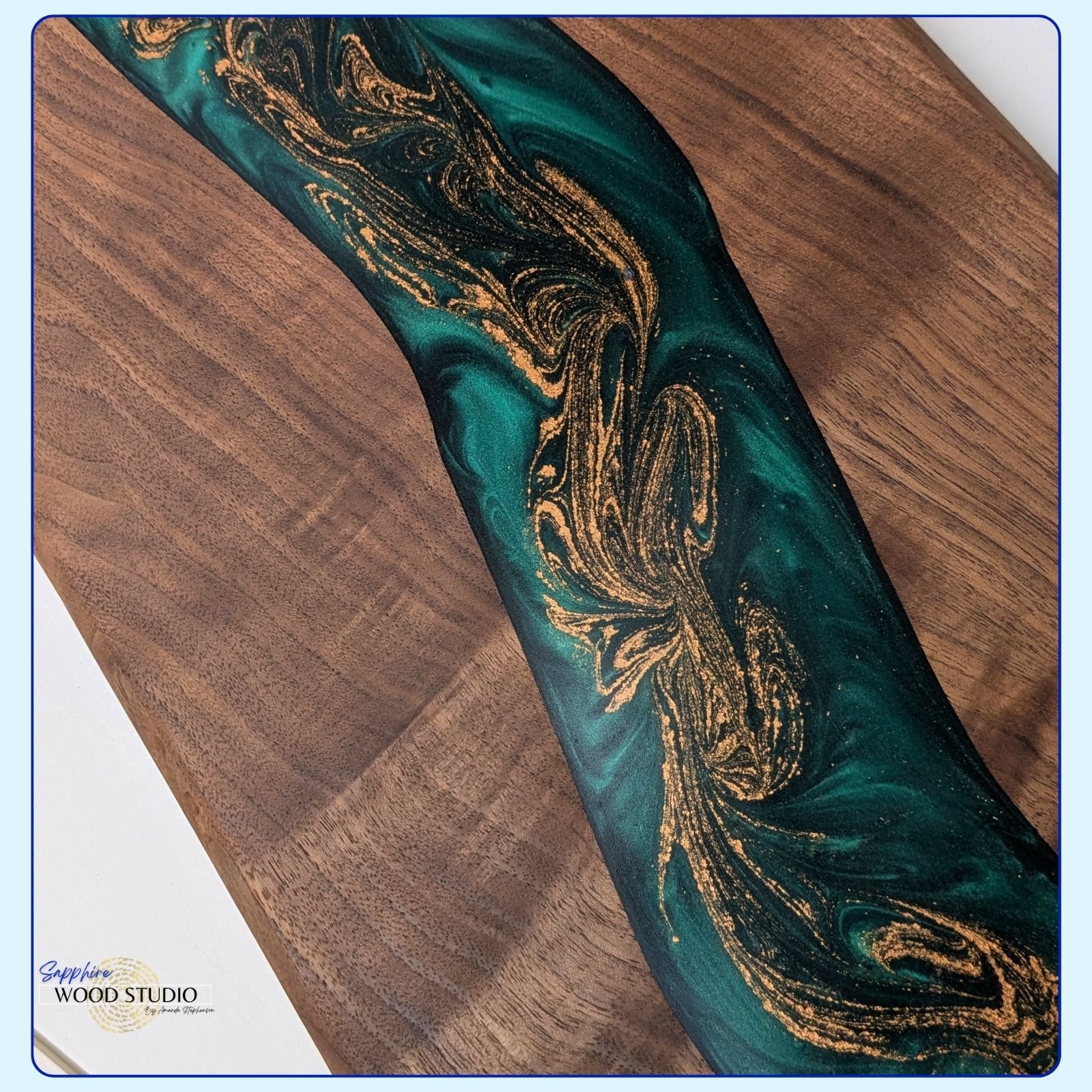 Can we talk about how stunning this board is? 💁&zwj;♀️
She wanted a drizzle of gold, but instead of mixing pigment and resin we just sprinkled gold pigment into the quickly curing resin and swirled. 
Happy accidents are really the best kind 😍